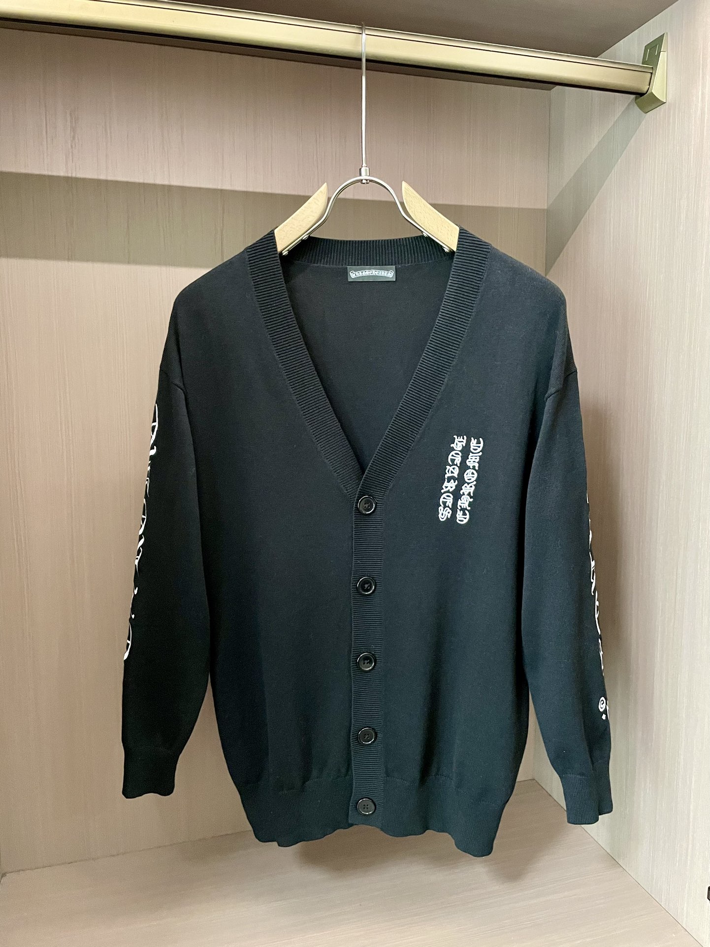 NO:509419,Croxin 2025 autumn and winter new classic long-sleeved cardigan sweater - color-dyeing wool blended cotton yarn, high-gauge weight high density and ultra-high quality, soft and delicate wool-skin-friendly, soft and silky-soft and smooth-all color-dyeing high-gauge weight cotton yarn, ensuring no color difference, using four-empty knitting method, firm and textured, durable, not easy to pill, has a soft and warm comfort, and does not wear alone, and does not stubbornly - classic knitted clothing adopts exquisite details and iconic brand symbols, rejuvenating and interpreting charming charm. This sweater is made of wool cashmere blended fabric with comprehensive heavy industry and jacquard - all imported looms, with clear details and high-end feel full, the same style for men and women. Size S-2xl, chrome hearts, sweaters, alexander wang19860909克罗心 2025秋冬新品经典长袖开衫毛衣 -对色定染羊毛混纺棉纱线,高克重高密度超高品质,毛料柔软细腻亲肤,触感软糯丝滑 -全部对色定染高克重棉纱线,确保无色差,采用四空针织法,紧实而又有质感,耐穿不变,不易起球,具有柔软保暖的舒适感,单穿也不扎身 -经典针织服饰采用精致细节和标志性品牌符,焕新演绎迷人魅力, 这款毛衣以羊毛羊绒混纺面料全面重工提花匠心打造 -全部进口织机出品,细节清晰可见高级感拉满,男女同款 尺码S-2xl,,chrome hearts,sweaters,alexander wang,Men's clothing