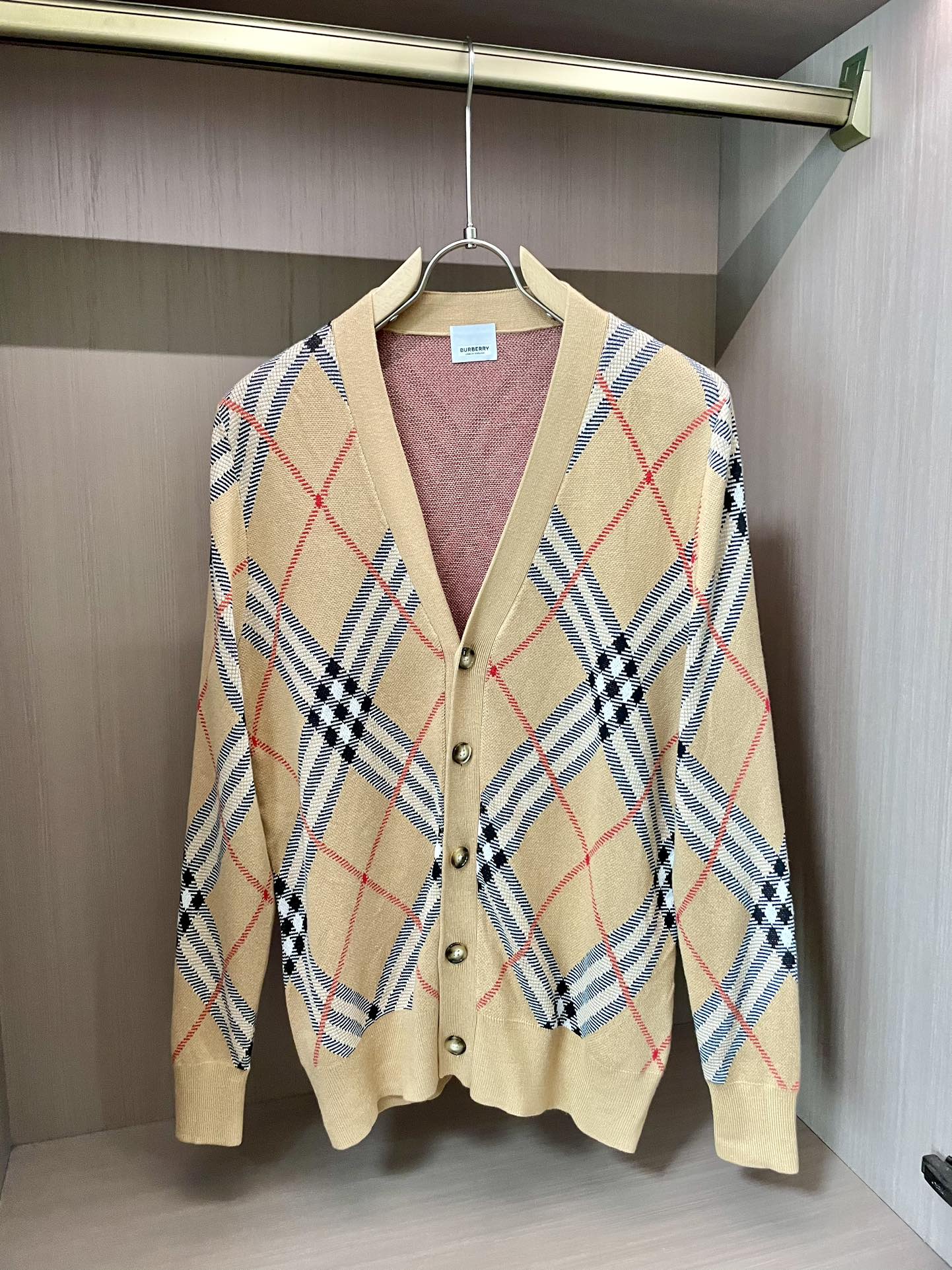 NO:509414,BUR 2025 autumn and winter new style/knitted cardigan sweater casual and versatile style for men and women. The highest-quality and stylish item of the year is the most stylish item of the year. Real materials create an invincible reputation, fashionable and warmth are versatile, loose and large-size style, everyone is super elegant~ The same style for men and women without gender, simple is classic, never out of date!  The basic model is definitely a must-have item for everyone!  ~ Size S-XL, Burberry, Sweaters, Alexander wang19860909BUR 2025秋冬新款/针织开衫毛衣休闲百搭男女同款 年度最高逼格神级单品,真材实料打造无敌口碑,时髦与保暖度并进,宽松大版型,谁穿都超级有气质～ 无性别男女同款穿搭,简约即经典 永不过时！基础款绝对是人手必备单品！~ 尺码S-XL,,burberry,sweaters,alexander wang,Men's clothing