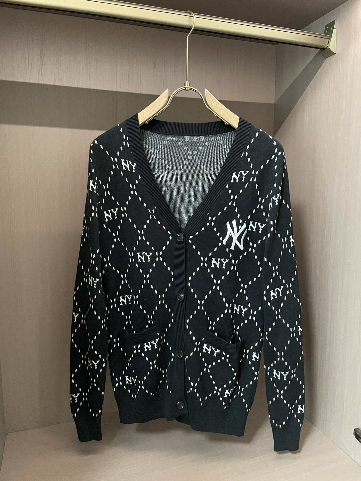 NO:509417,NY 2025 autumn and winter new style/knitted cardigan sweater casual and versatile style for men and women. The highest-quality and stylish item of the year is the most stylish item of the year. Real materials create an invincible reputation, fashionable and warmth are versatile, loose and large-size style, everyone is super elegant~ The same style for men and women without gender, simple is classic, never out of date!  The basic model is definitely a must-have item for everyone!  ~ Size S-XXL, Sweaters,alexander wang19860909NY 2025秋冬新款/针织开衫毛衣休闲百搭男女同款 年度最高逼格神级单品,真材实料打造无敌口碑,时髦与保暖度并进,宽松大版型,谁穿都超级有气质～ 无性别男女同款穿搭,简约即经典 永不过时！基础款绝对是人手必备单品！~ 尺码S-XXL,,sweaters,alexander wang,Men's clothing