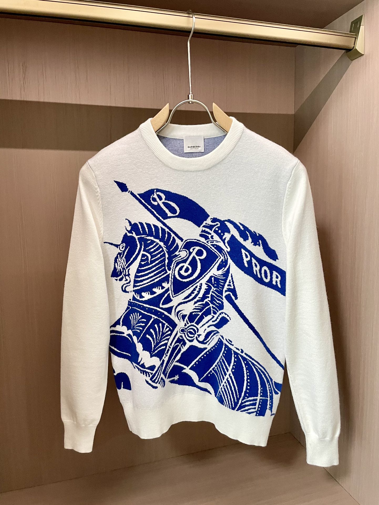 NO:509413,Bur 2025 autumn and winter, high-end customization, full of urban style, classic simple and atmospheric round neck base knitted sweater. It uses imported wool blend fabric, soft and delicate. Basic base is indispensable for men's wardrobe. It can be matched with various clothing anytime and anywhere to meet your daily life needs. The clothes design is very simple, please buy it now!  Size S-XXL, Burberry, Sweaters, Alexander wang19860909Bur 2025秋冬 高级定制 都市风十足 经典简约大气圆领打底针织毛衣. 采用进口羊毛混纺面料 柔软细腻 男人的衣柜都少不了基础打底 随时随地都可以拿来搭配各种服饰 满足您日常生活需求 .衣服设计非常的简洁 , 亲们赶紧入手！ 尺码S-XXL,,burberry,sweaters,alexander wang,Men's clothing