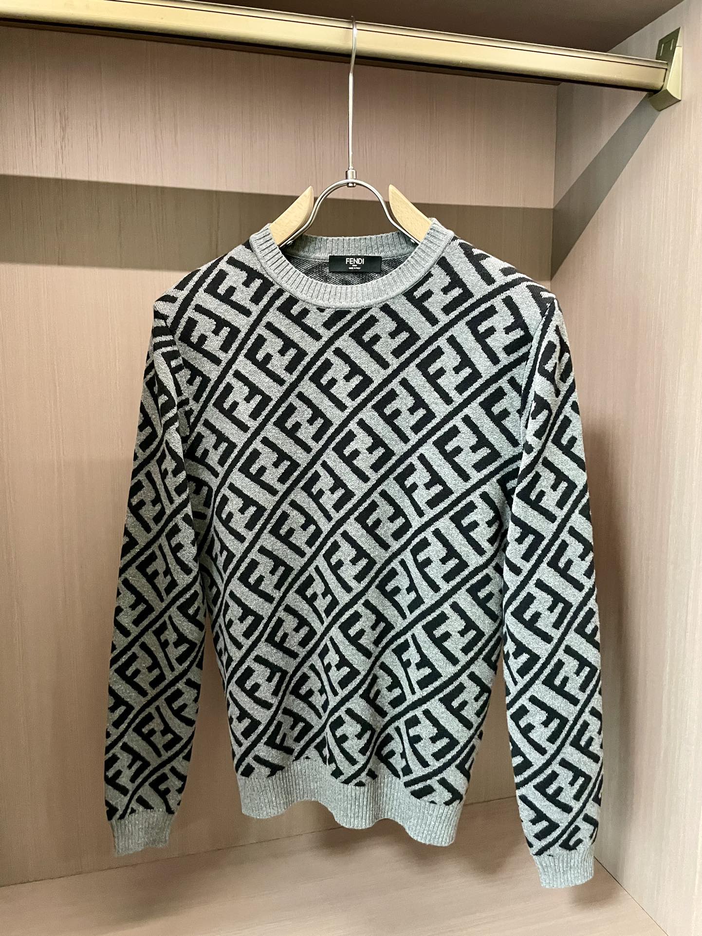 NO:509393,FD 2025 Fall and Winter, high-end customization, full of urban style, classic, simple and atmospheric round neck base knitted sweater. It uses imported wool blend fabric, soft and delicate. Basic base is indispensable for men's wardrobe. It can be matched with various clothing anytime and anywhere to meet your daily life needs. The clothes design is very simple, please buy it now!  Size S-XXL, Sweaters, Alexander wang19860909FD 2025秋冬 高级定制 都市风十足 经典简约大气圆领打底针织毛衣. 采用进口羊毛混纺面料 柔软细腻 男人的衣柜都少不了基础打底 随时随地都可以拿来搭配各种服饰 满足您日常生活需求 .衣服设计非常的简洁 , 亲们赶紧入手！ 尺码S-XXL,,sweaters,alexander wang,Men's clothing