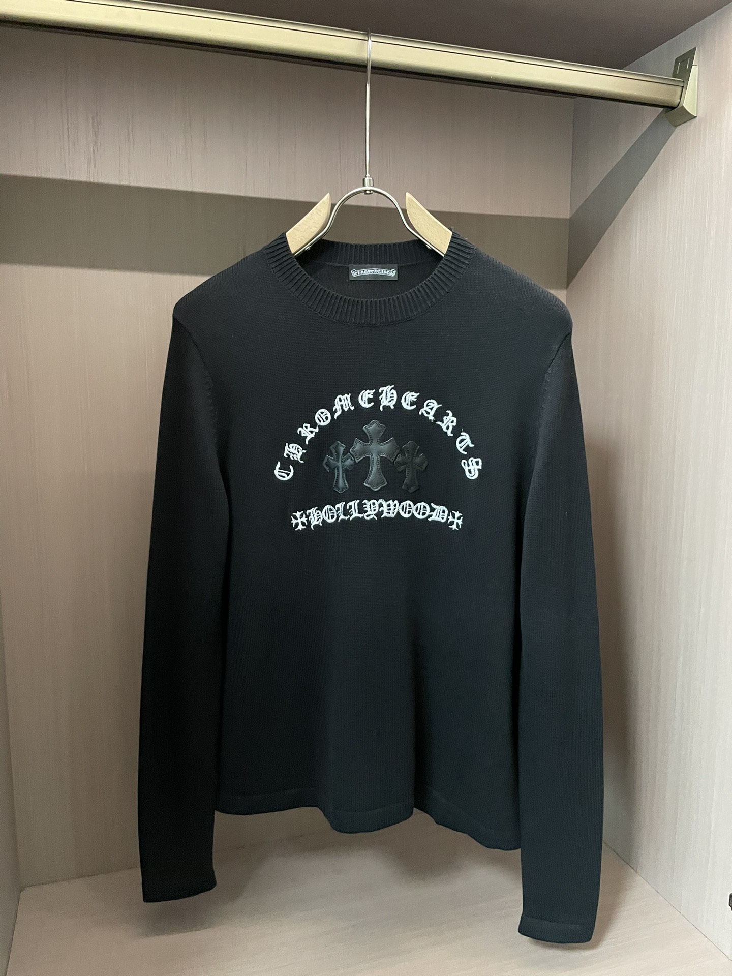 NO:509405,Crow 2025 Fall and Winter 2025, high-end customization, full of urban style, classic, simple and atmospheric round neck base knitted sweater. It uses imported wool blend fabric, soft and delicate. Basic base is indispensable for men's wardrobe. It can be matched with various clothing anytime and anywhere to meet your daily life needs. The clothes design is very simple, please buy it now!  Size S-XXL, chrome hearts, sweaters, alexander wang19860909克罗 2025秋冬 高级定制 都市风十足 经典简约大气圆领打底针织毛衣. 采用进口羊毛混纺面料 柔软细腻 男人的衣柜都少不了基础打底 随时随地都可以拿来搭配各种服饰 满足您日常生活需求 .衣服设计非常的简洁 , 亲们赶紧入手！ 尺码S-XXL,,chrome hearts,sweaters,alexander wang,Men's clothing