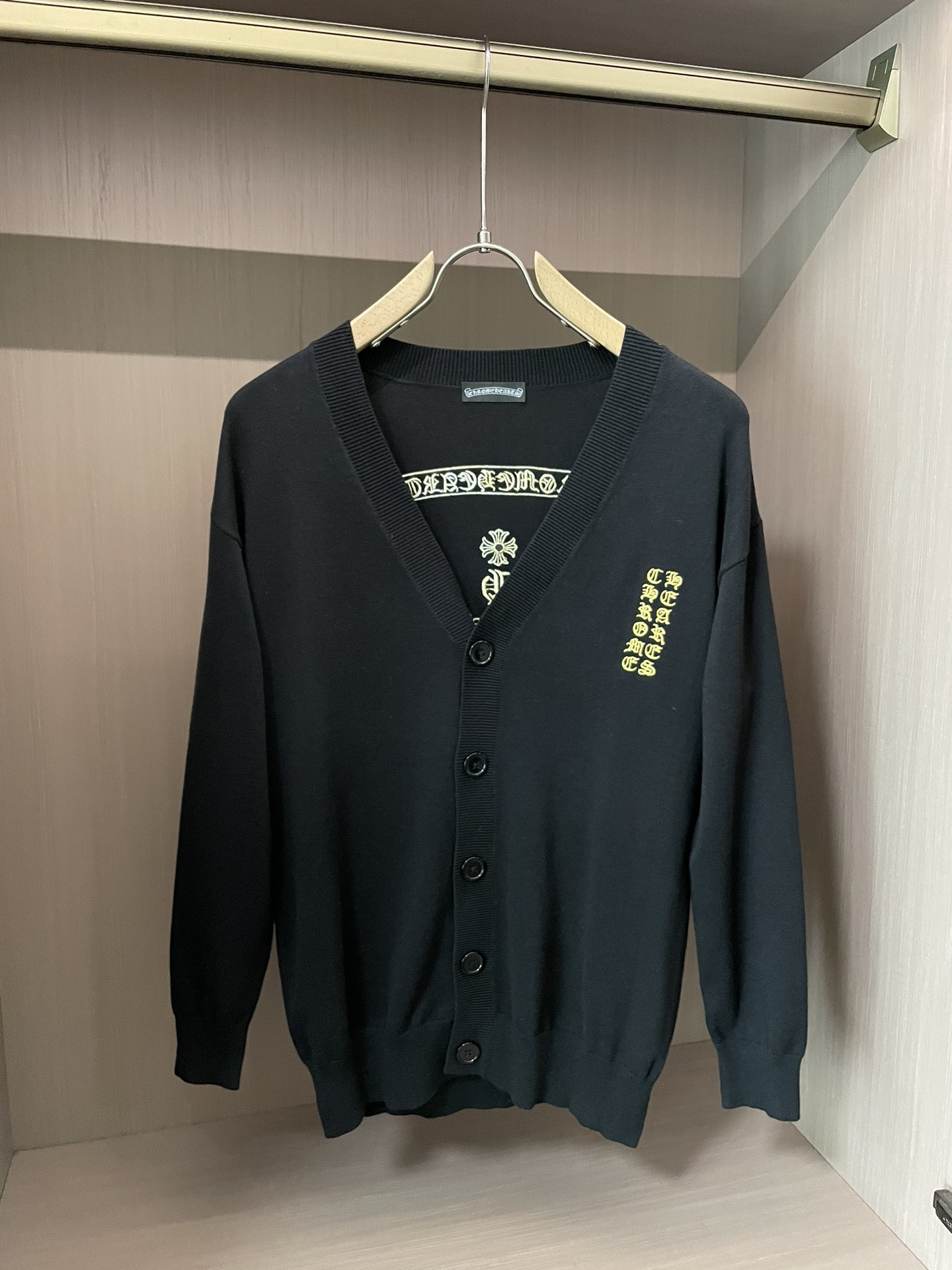 NO:509427,Crow 2025 autumn and winter new style/knitted cardigan sweater casual and versatile style for men and women. The highest-quality and elegant item of the year, real materials create an invincible reputation, fashionable and warmth are simultaneously promoted, and everyone wears a loose and large style. Everyone has a super temperament~ The same style for men and women without gender, simple is classic, and never out of date!  The basic model is definitely a must-have item for everyone!  ~ Size S-XXL, chrome hearts,sweaters,alexander wang19860909克罗 2025秋冬新款/针织开衫毛衣休闲百搭男女同款 年度最高逼格神级单品,真材实料打造无敌口碑,时髦与保暖度并进,宽松大版型,谁穿都超级有气质～ 无性别男女同款穿搭,简约即经典 永不过时！基础款绝对是人手必备单品！~ 尺码S-XXL,,chrome hearts,sweaters,alexander wang,Men's clothing