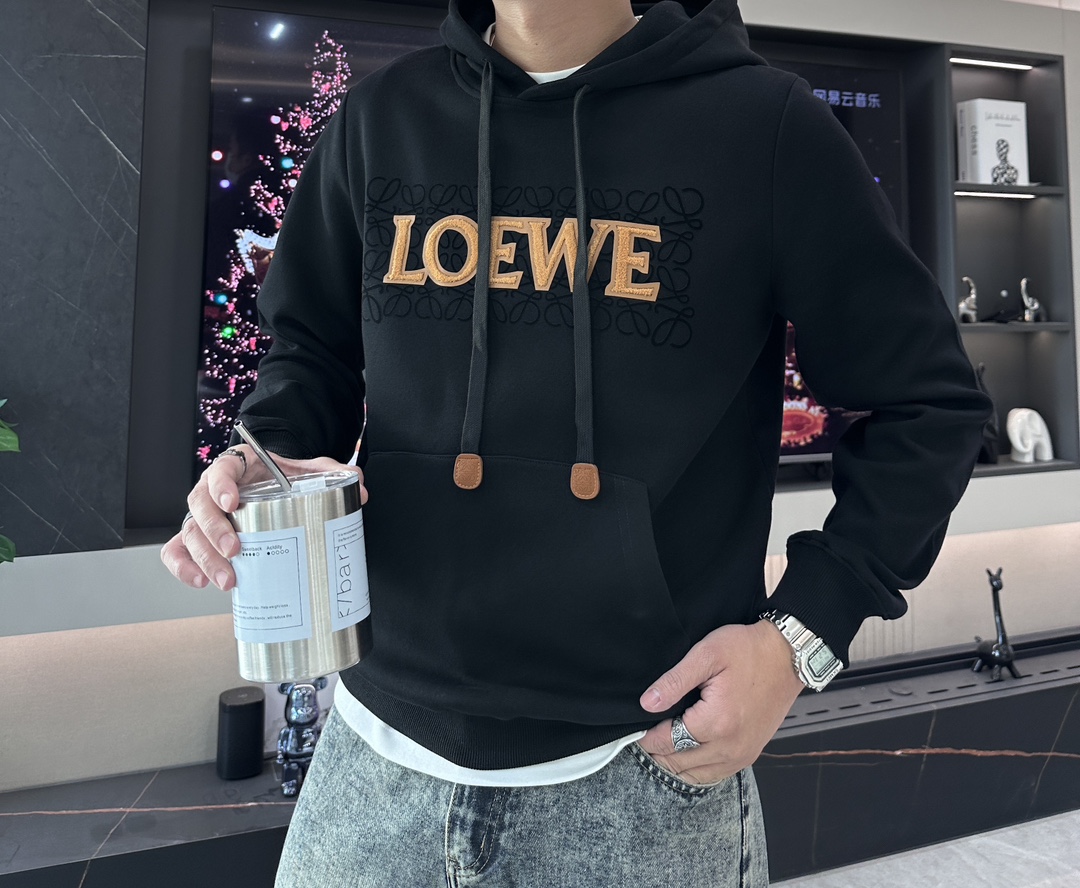 NO:123377,Loewe 24SS pullover hooded sweatshirt; classic pullover for men and women, simple and atmospheric series, low-key, luxurious and versatile style!  The sweatshirt is made of high-quality cotton fabrics for customers. It is tight inside and has a very skin-friendly feel, arranged in an orderly manner. It feels super soft, delicate and comfortable, and the texture of the fabric is top-notch!  Low-key and recognizable, demonstrating the brand's unique fashion charm!  Standard neutral style of upper body, super versatile and easy to wear, both men and women can easily interpret the upper body, creating the simplest and most popular mainstream size m-xxxl, loewe, hoodie, sweatshirts, hats, alexander wang19860909Loewe 24SS套头连帽卫衣；经典套头男女同款,简约大气系列单品,低调奢华大气百搭款！ 卫衣选用客供高克重棉质面料精制而成,内里紧密且既极具亲肤感的,井然有序的排列着,手感超级柔软细腻舒适,面料质感堪称顶级！低调且辨识度十足,彰显品牌独有的时尚魅力值！版型上身标准中性的款式,超级百搭好穿,男女都可轻松上身演绎,打造出最简约流行的主流 尺码m-xxxl,,loewe,hoodie,sweatshirts,hats,alexander wang,Men's clothing