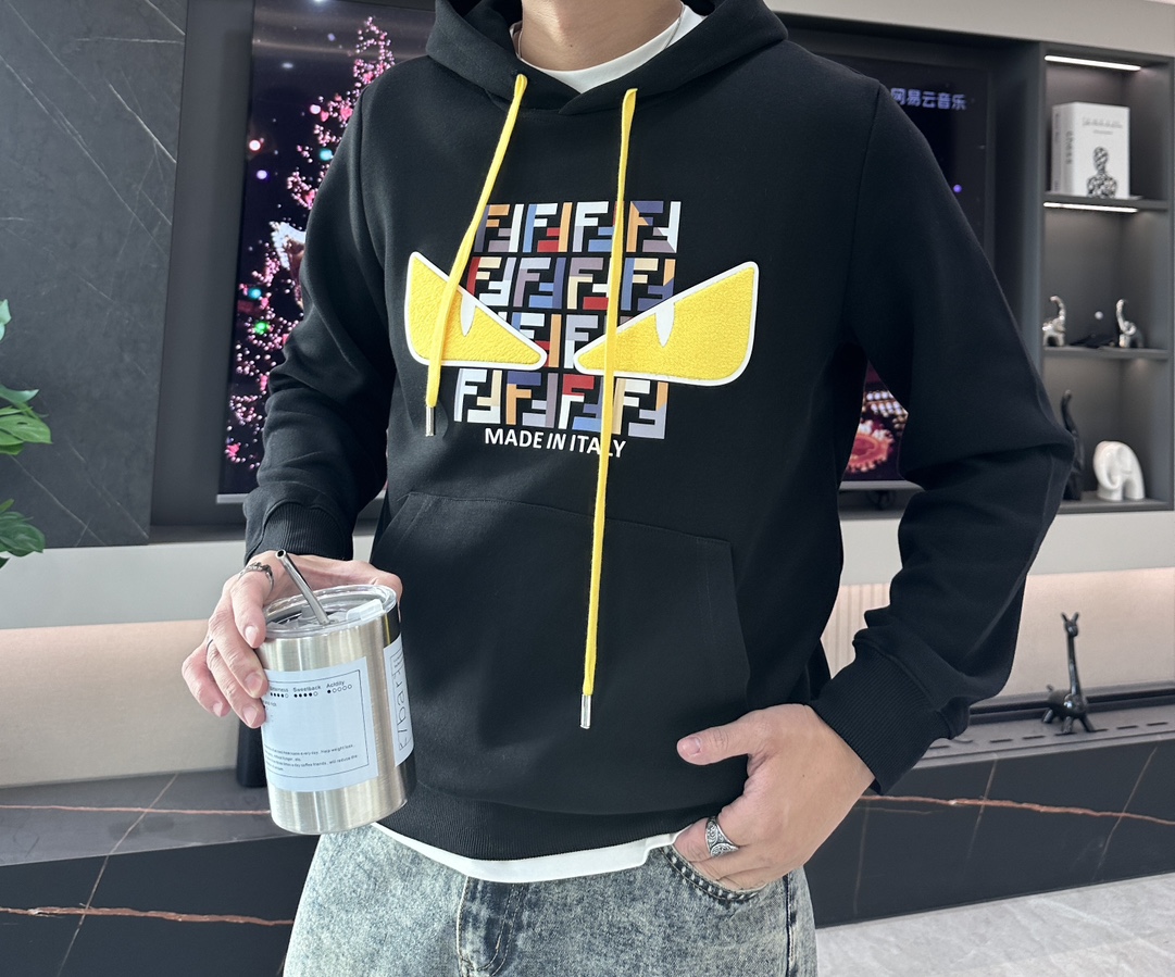 NO:123380,FD 24SS pullover hooded sweatshirt; classic pullover for men and women, simple and atmospheric series, low-key, luxurious and versatile style!  The sweatshirt is made of high-quality cotton fabrics for customers. It is tight inside and has a very skin-friendly feel, arranged in an orderly manner. It feels super soft, delicate and comfortable, and the texture of the fabric is top-notch!  Low-key and recognizable, demonstrating the brand's unique fashion charm!  Standard neutral style of upper body, super versatile and easy to wear, both men and women can easily interpret the upper body, creating the simplest and most popular mainstream size m-xxxl, hoodie, sweatshirts, hats, alexander wang19860909FD 24SS套头连帽卫衣；经典套头男女同款,简约大气系列单品,低调奢华大气百搭款！ 卫衣选用客供高克重棉质面料精制而成,内里紧密且既极具亲肤感的,井然有序的排列着,手感超级柔软细腻舒适,面料质感堪称顶级！低调且辨识度十足,彰显品牌独有的时尚魅力值！版型上身标准中性的款式,超级百搭好穿,男女都可轻松上身演绎,打造出最简约流行的主流 尺码m-xxxl,,hoodie,sweatshirts,hats,alexander wang,Men's clothing