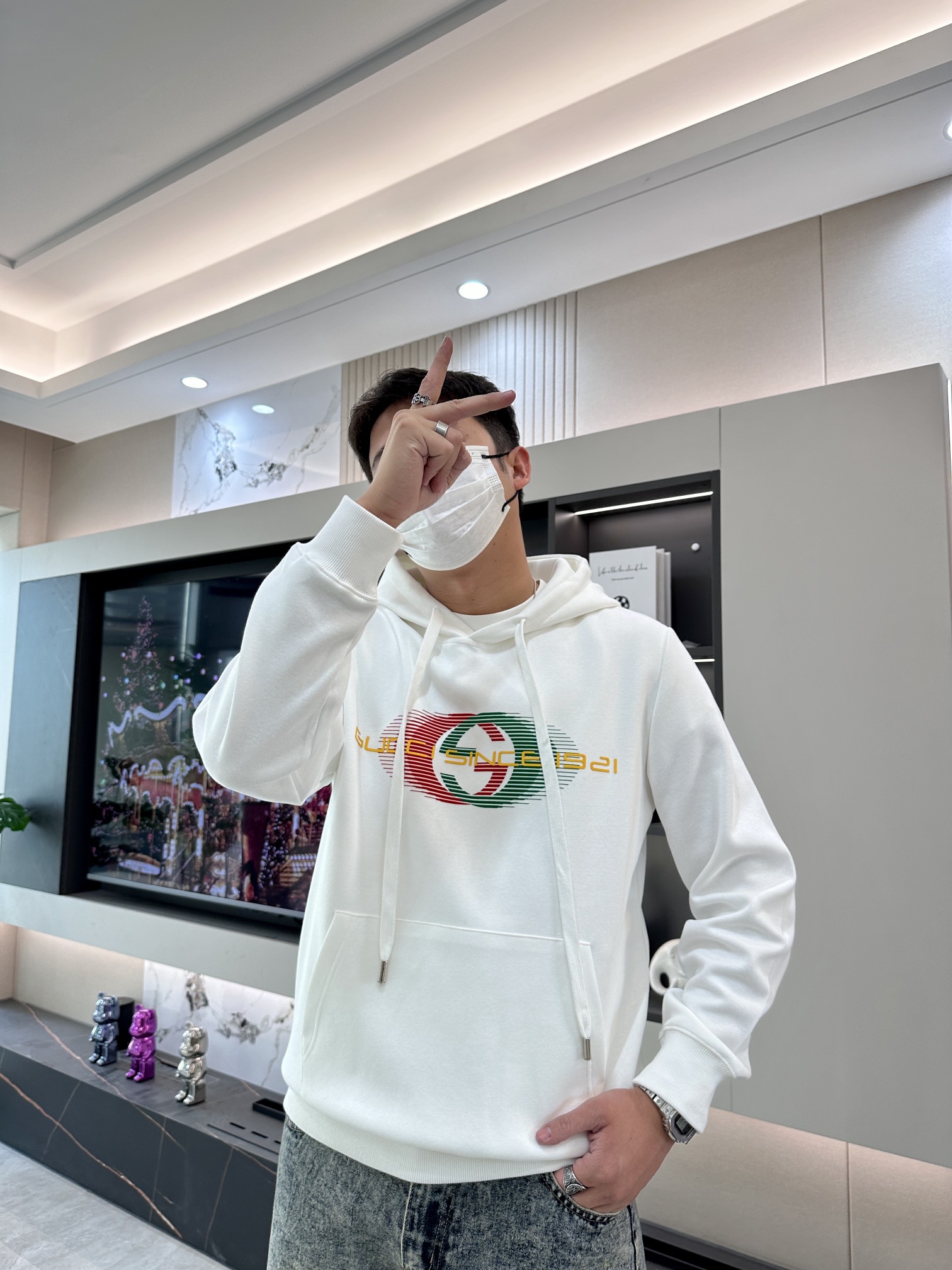 NO:123383,Gucc 24SS pullover hooded sweatshirt; classic pullover for men and women, simple and atmospheric series, low-key, luxurious and versatile style!  The sweatshirt is made of high-quality cotton fabrics for customers. It is tight inside and has a very skin-friendly feel, arranged in an orderly manner. It feels super soft, delicate and comfortable, and the texture of the fabric is top-notch!  Low-key and recognizable, demonstrating the brand's unique fashion charm!  Standard neutral style of upper body, super versatile and easy to wear, both men and women can easily interpret the upper body, creating the simplest and most popular mainstream size m-xxxl, gucci, hoodie, sweatshirts, hats, alexander wang19860909Gucc 24SS套头连帽卫衣；经典套头男女同款,简约大气系列单品,低调奢华大气百搭款！ 卫衣选用客供高克重棉质面料精制而成,内里紧密且既极具亲肤感的,井然有序的排列着,手感超级柔软细腻舒适,面料质感堪称顶级！低调且辨识度十足,彰显品牌独有的时尚魅力值！版型上身标准中性的款式,超级百搭好穿,男女都可轻松上身演绎,打造出最简约流行的主流 尺码m-xxxl,,gucci,hoodie,sweatshirts,hats,alexander wang,Men's clothing