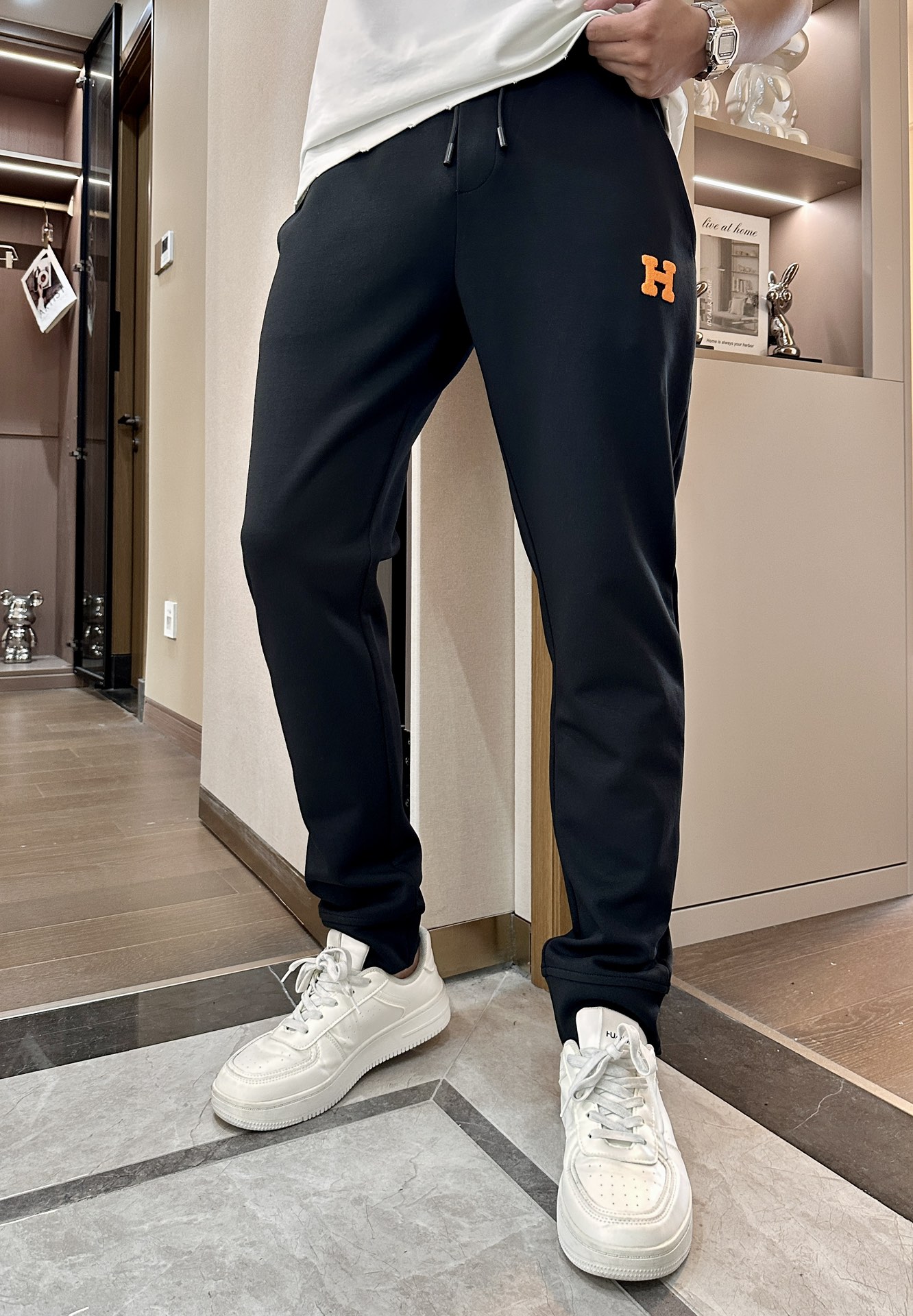NO:518718,H 2025 latest series of men's casual pants!  It is made of customer-supply elastic cotton material, soft and delicate, and has an excellent feel!  The brand style is unobstructed!  Minimalist design, without extravagant elements to win the lead, the details are finely made, the hardware accessories are customized, the thickness is just right, easy to control various weather, classic colors are very energetic, and various styles of dressing, casual business, daily life, and fashion trends can be controlled!  Overall, both in terms of grade and fashion are extremely outstanding, bringing extraordinary clothing taste!  Size M~3XL, alexander wang19860909H 2025最新系列男士休闲裤！ 采用客供弹力柔棉材质,柔软细腻,手感绝佳！品牌格调一览无余！极简主义设计,没有多余浮夸的元素来宣兵夺主,细节做工精细,五金配件原版定制,厚薄程度也是恰到好处,轻松驾驭各种天气,经典颜色上身很显精气神,多种风格穿搭,休闲商务、日常生活、时尚潮流均可驾驭！整体不论是档次还是时尚感都是极为出色的,带来非凡的衣着品味！ 尺码M~3XL,,alexander wang,Men's clothing