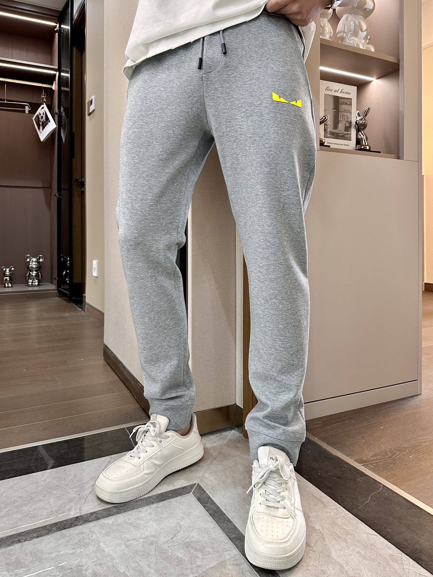 NO:518712,FD 2025 Autumn and Winter Latest Series of Men's Casual Pants!  It is made of customer-supply elastic cotton material, soft and delicate, and has an excellent feel!  The brand style is unobstructed!  Minimalist design, without extravagant elements to win the lead, the details are finely made, the hardware accessories are customized, the thickness is just right, easy to control various weather, classic colors are very energetic, and various styles of dressing, casual business, daily life, and fashion trends can be controlled!  Overall, both in terms of grade and fashion are extremely outstanding, bringing extraordinary clothing taste!  Size M~3XL, alexander wang19860909FD 2025秋冬最新系列男士休闲裤！ 采用客供弹力柔棉材质,柔软细腻,手感绝佳！品牌格调一览无余！极简主义设计,没有多余浮夸的元素来宣兵夺主,细节做工精细,五金配件原版定制,厚薄程度也是恰到好处,轻松驾驭各种天气,经典颜色上身很显精气神,多种风格穿搭,休闲商务、日常生活、时尚潮流均可驾驭！整体不论是档次还是时尚感都是极为出色的,带来非凡的衣着品味！ 尺码M~3XL,,alexander wang,Men's clothing