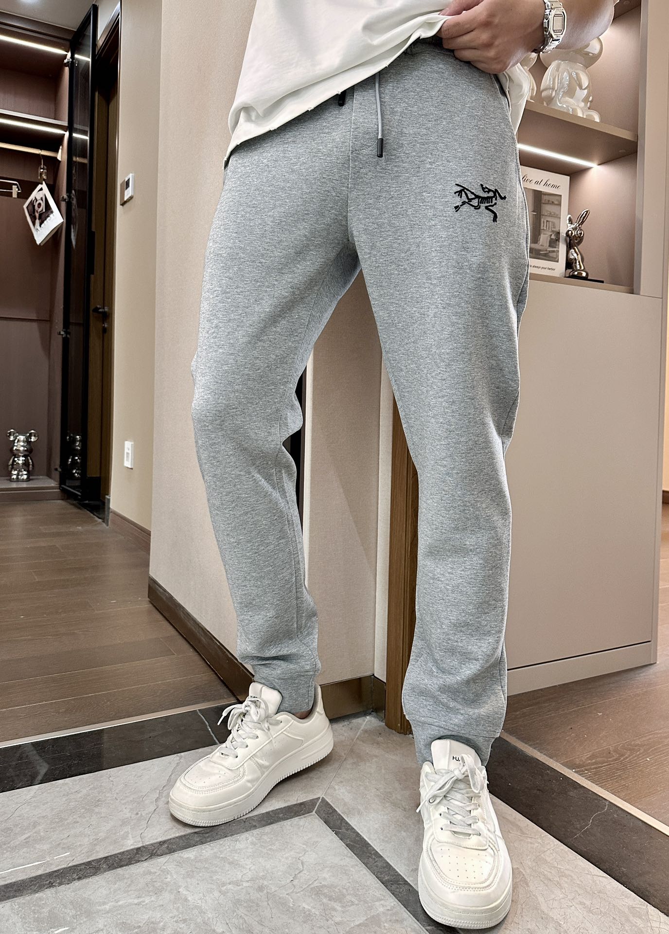 NO:518709,Archaeopteryx 2025 latest series of men's casual pants!  It is made of customer-supply elastic cotton material, soft and delicate, and has an excellent feel!  The brand style is unobstructed!  Minimalist design, without extravagant elements to win the lead, the details are finely made, the hardware accessories are customized, the thickness is just right, easy to control various weather, classic colors are very energetic, and various styles of dressing, casual business, daily life, and fashion trends can be controlled!  Overall, both in terms of grade and fashion are extremely outstanding, bringing extraordinary clothing taste!  Size M~3XL,arc'teryx,alexander wang19860909始祖鸟 2025最新系列男士休闲裤！ 采用客供弹力柔棉材质,柔软细腻,手感绝佳！品牌格调一览无余！极简主义设计,没有多余浮夸的元素来宣兵夺主,细节做工精细,五金配件原版定制,厚薄程度也是恰到好处,轻松驾驭各种天气,经典颜色上身很显精气神,多种风格穿搭,休闲商务、日常生活、时尚潮流均可驾驭！整体不论是档次还是时尚感都是极为出色的,带来非凡的衣着品味！ 尺码M~3XL,arc'teryx,alexander wang,Men's clothing