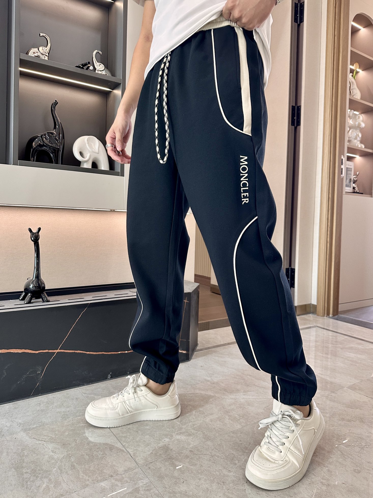 NO:492925,The latest series of men's casual pants in spring and summer!  It is made of customer-supply elastic cotton material, soft and delicate, and has an excellent feel!  The brand style is unobstructed!  Minimalist design, without extravagant elements to win the lead, the details are finely made, the hardware accessories are customized, the thickness is just right, easy to control various weather, classic colors are very energetic, and various styles of dressing, casual business, daily life, and fashion trends can be controlled!  Overall, both in terms of grade and fashion are extremely outstanding, bringing extraordinary clothing taste!  ♂ Size M~3XL, Moncler,alexander wang19860909蒙口 春夏最新系列男士休闲裤！ 采用客供弹力柔棉材质,柔软细腻,手感绝佳！品牌格调一览无余！极简主义设计,没有多余浮夸的元素来宣兵夺主,细节做工精细,五金配件原版定制,厚薄程度也是恰到好处,轻松驾驭各种天气,经典颜色上身很显精气神,多种风格穿搭,休闲商务、日常生活、时尚潮流均可驾驭！整体不论是档次还是时尚感都是极为出色的,带来非凡的衣着品味！♂ 尺码M~3XL,,Moncler,alexander wang,Men's clothing