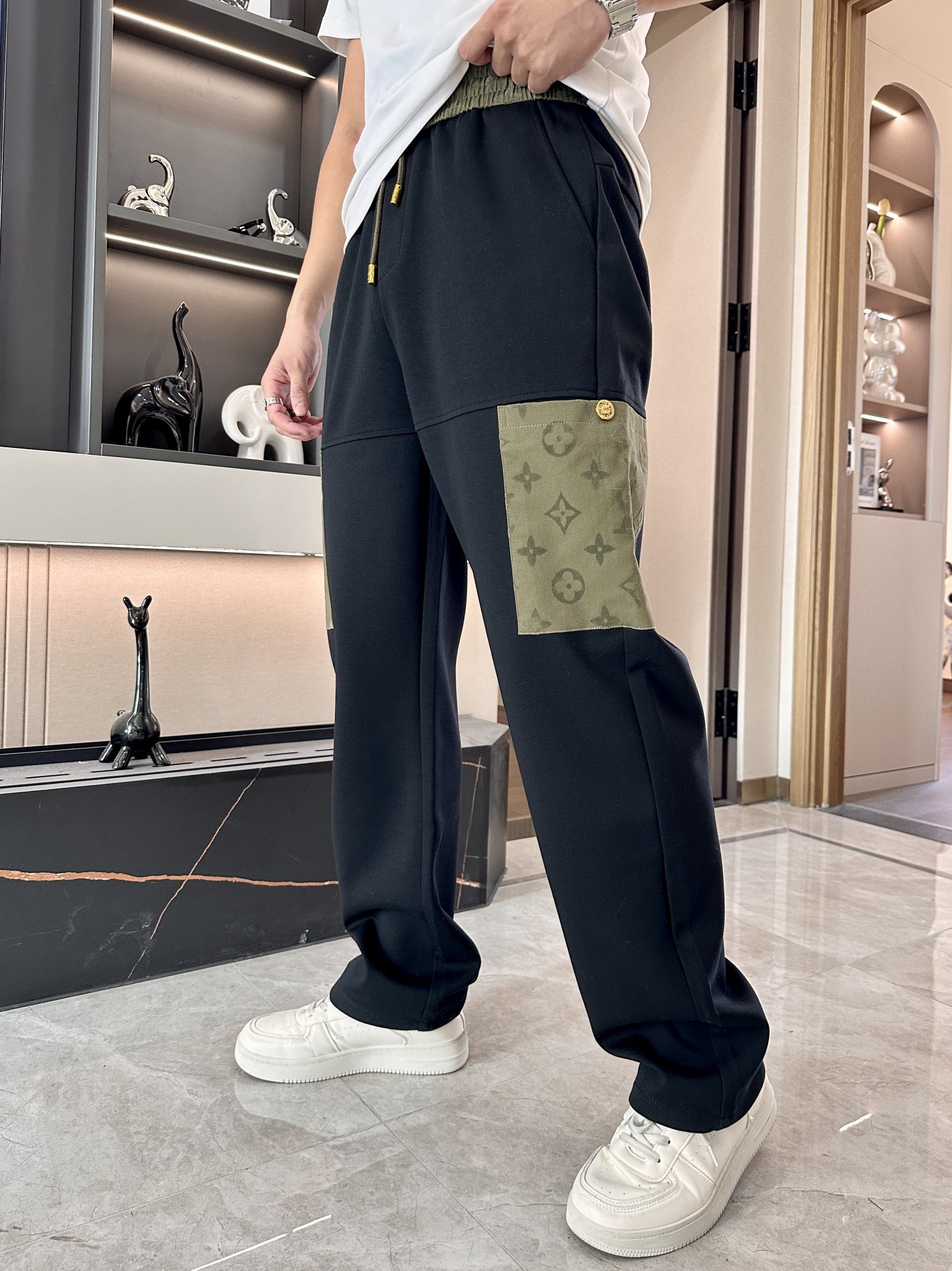 NO:492933,Lv Spring and Summer Latest Series Men's Leisure Pants!  It is made of customer-supply elastic cotton material, soft and delicate, and has an excellent feel!  The brand style is clear at a glance!  Minimalist design, without extravagant elements to win the lead, the details are finely made, the hardware accessories are customized, the thickness is just right, easy to control various weather, classic colors are very energetic, and various styles of dressing, casual business, daily life, and fashion trends can be controlled!  Overall, both in terms of grade and fashion are extremely outstanding, bringing extraordinary clothing taste!  ♂ Size M~3XL,,louis vuitton,alexander wang19860909Lv 春夏最新系列男士休闲裤！ 采用客供弹力柔棉材质,柔软细腻,手感绝佳！品牌格调一览无余！极简主义设计,没有多余浮夸的元素来宣兵夺主,细节做工精细,五金配件原版定制,厚薄程度也是恰到好处,轻松驾驭各种天气,经典颜色上身很显精气神,多种风格穿搭,休闲商务、日常生活、时尚潮流均可驾驭！整体不论是档次还是时尚感都是极为出色的,带来非凡的衣着品味！♂ 尺码M~3XL,,louis vuitton,alexander wang,Men's clothing