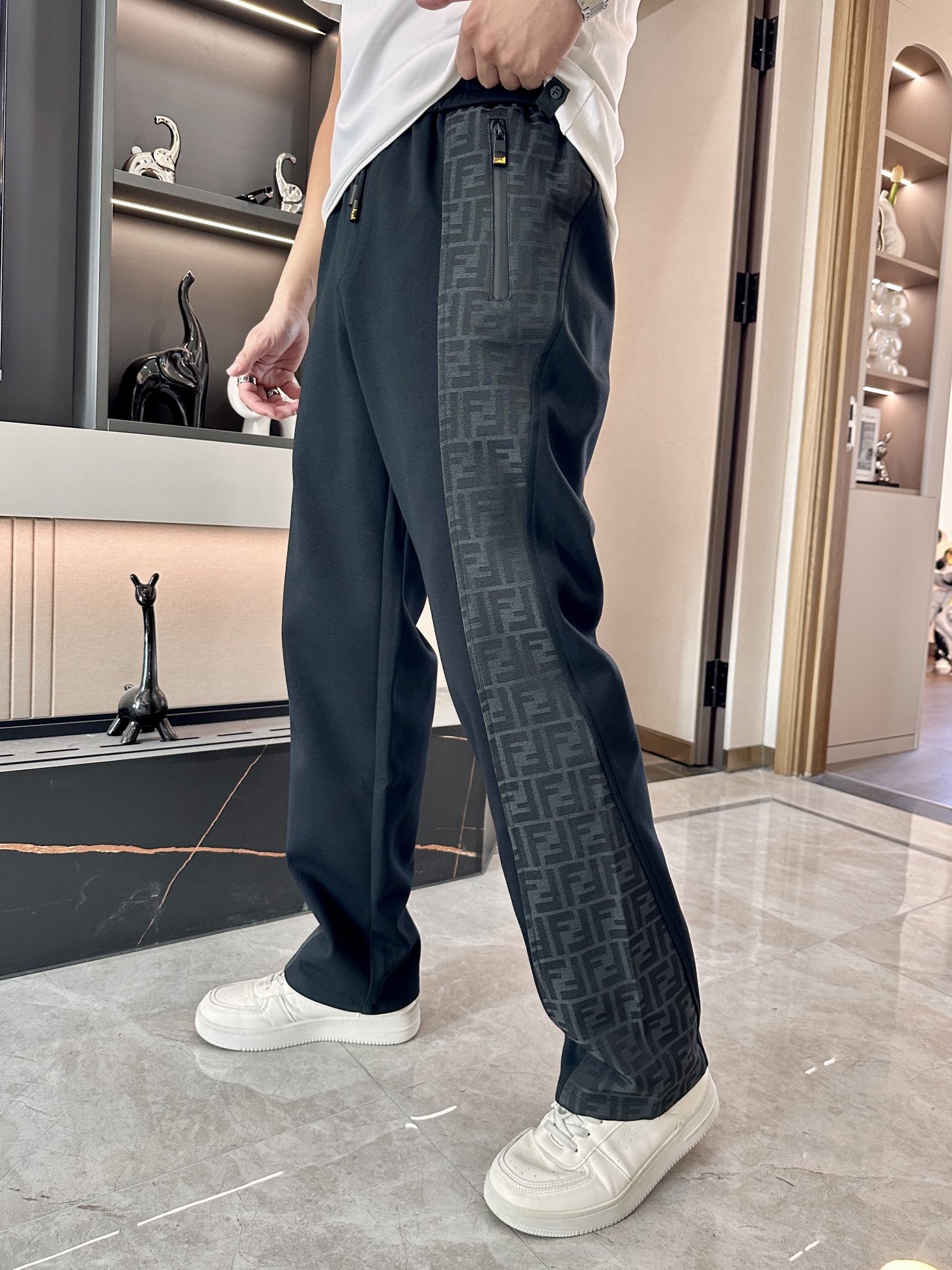 NO:492876,FD Spring and Summer Latest Series Men's Leisure Pants!  It is made of customer-supply elastic cotton material, soft and delicate, and has an excellent feel!  The brand style is clear at a glance!  Minimalist design, without extravagant elements to win the lead, the details are finely made, the hardware accessories are customized, the thickness is just right, easy to control various weather, classic colors are very energetic, and various styles of dressing, casual business, daily life, and fashion trends can be controlled!  Overall, both in terms of grade and fashion are extremely outstanding, bringing extraordinary clothing taste!  ♂ Size M~3XL, alexander wang19860909FD 春夏最新系列男士休闲裤！ 采用客供弹力柔棉材质,柔软细腻,手感绝佳！品牌格调一览无余！极简主义设计,没有多余浮夸的元素来宣兵夺主,细节做工精细,五金配件原版定制,厚薄程度也是恰到好处,轻松驾驭各种天气,经典颜色上身很显精气神,多种风格穿搭,休闲商务、日常生活、时尚潮流均可驾驭！整体不论是档次还是时尚感都是极为出色的,带来非凡的衣着品味！♂ 尺码M~3XL,,alexander wang,Men's clothing