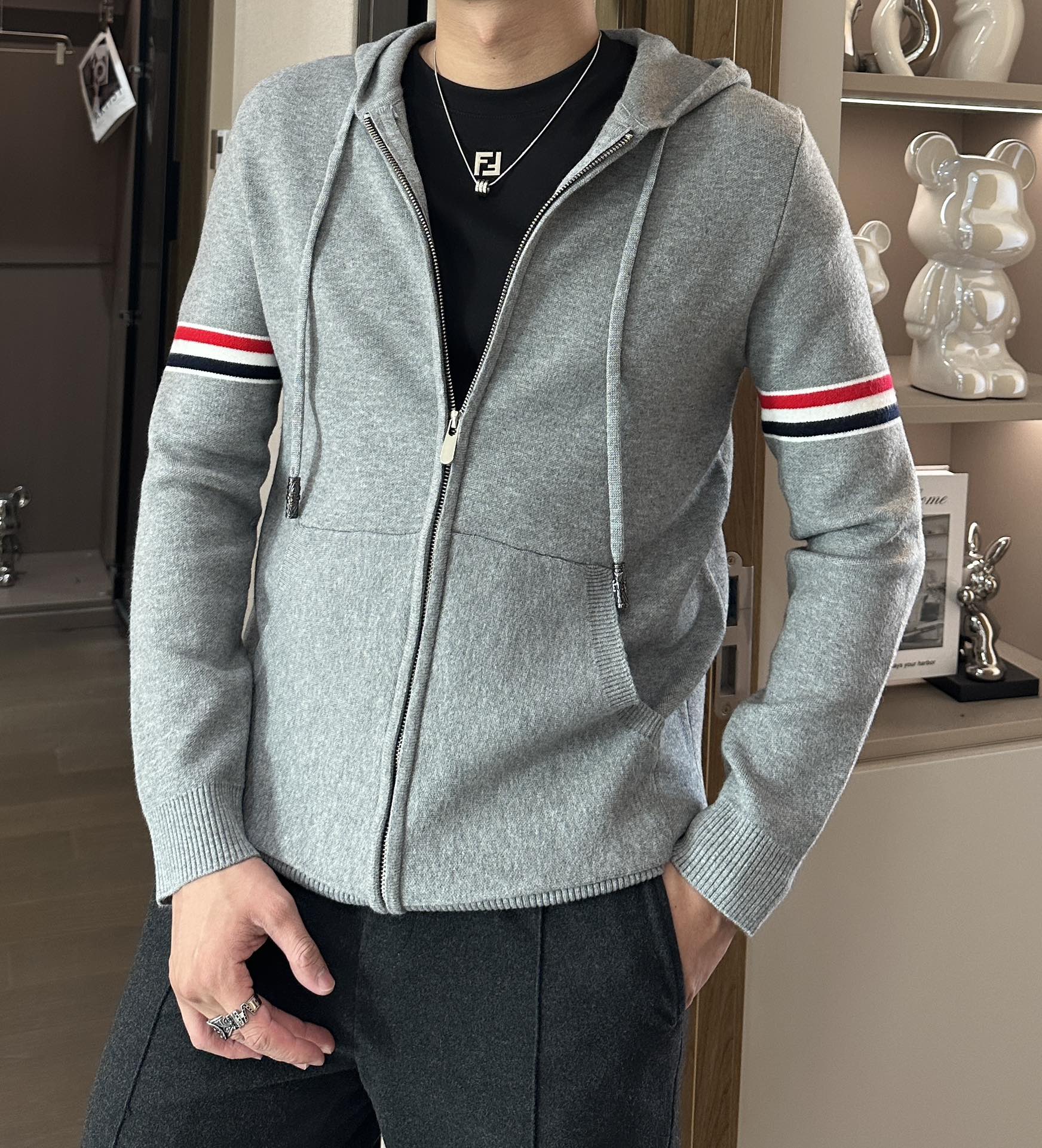 NO:121499,TB New Cardigan Knit Sweater!  Classics are never out of date!  The appearance is simple and clean, you can wear it alone in autumn, and the inner one is the most suitable for late winter!  Custom imported high-count wool blend fabric, soft and skin-friendly!  It also has good warmth and comfort!  Color black gray Number of 48-56, Sweaters,alexander wang19860909TB 新款开衫针织毛衣！经典永不过时！外观简洁干净,秋日可以单穿,深冬最为内搭！定制进口高支数羊毛混纺面料,经过柔顺处理,亲肤不扎！同时具有良好的保暖性与舒适性！ 颜色黑色 灰色 码数48-56,,sweaters,alexander wang,Men's clothing