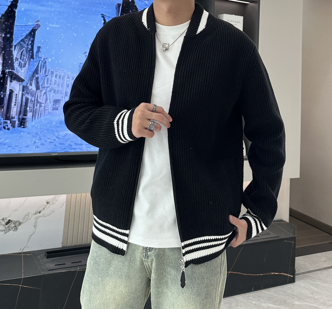 NO:121501,H New Cardigan Knitted Sweater!  Classics are never out of date!  The appearance is simple and clean, you can wear it alone in autumn, and the inner one is the most suitable for late winter!  Custom imported high-count wool blend fabric, soft and skin-friendly!  It also has good warmth and comfort!  Color black gray blue code number 48-56, sweaters,alexander wang19860909H 新款开衫针织毛衣！经典永不过时！外观简洁干净,秋日可以单穿,深冬最为内搭！定制进口高支数羊毛混纺面料,经过柔顺处理,亲肤不扎！同时具有良好的保暖性与舒适性！ 颜色黑色 灰色 蓝色 码数48-56,,sweaters,alexander wang,Men's clothing