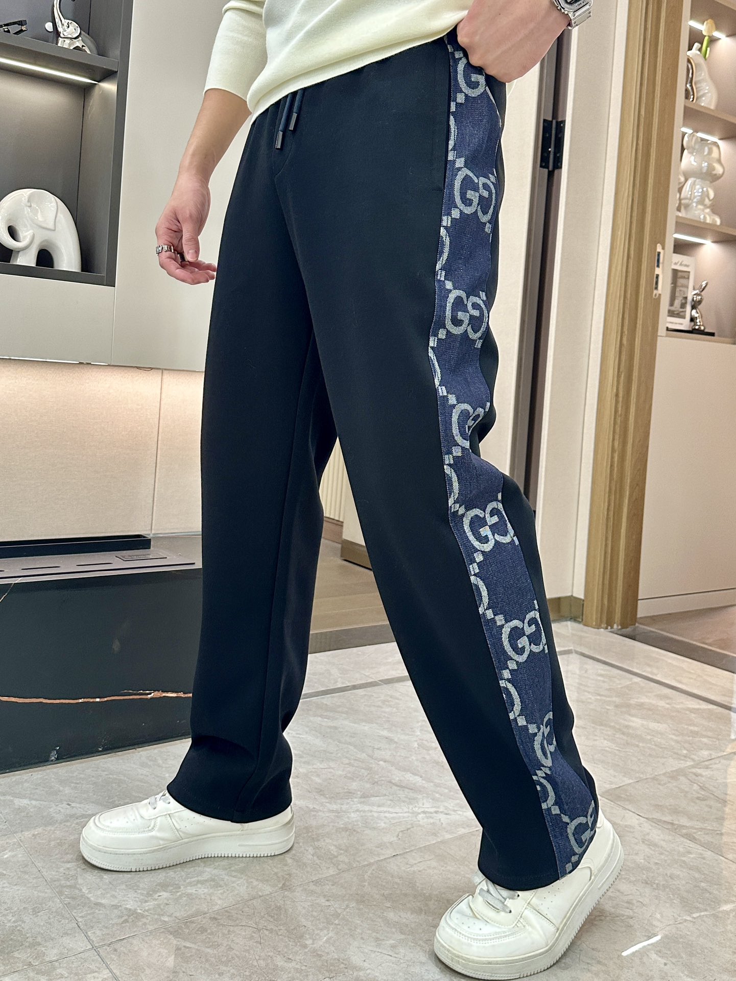 NO:492878,Gucc Spring and Summer Latest Series Men's Leisure Pants!  It is made of customer-supply elastic cotton material, soft and delicate, and has an excellent feel!  The brand style is unobstructed!  Minimalist design, without extravagant elements to win the lead, the details are finely made, the hardware accessories are customized, the thickness is just right, easy to control various weather, classic colors are very energetic, and various styles of dressing, casual business, daily life, and fashion trends can be controlled!  Overall, both in terms of grade and fashion are extremely outstanding, bringing extraordinary clothing taste!  Size M~3XL, gucci,alexander wang19860909Gucc 春夏最新系列男士休闲裤！ 采用客供弹力柔棉材质,柔软细腻,手感绝佳！品牌格调一览无余！极简主义设计,没有多余浮夸的元素来宣兵夺主,细节做工精细,五金配件原版定制,厚薄程度也是恰到好处,轻松驾驭各种天气,经典颜色上身很显精气神,多种风格穿搭,休闲商务、日常生活、时尚潮流均可驾驭！整体不论是档次还是时尚感都是极为出色的,带来非凡的衣着品味！ 尺码M~3XL,,gucci,alexander wang,Men's clothing