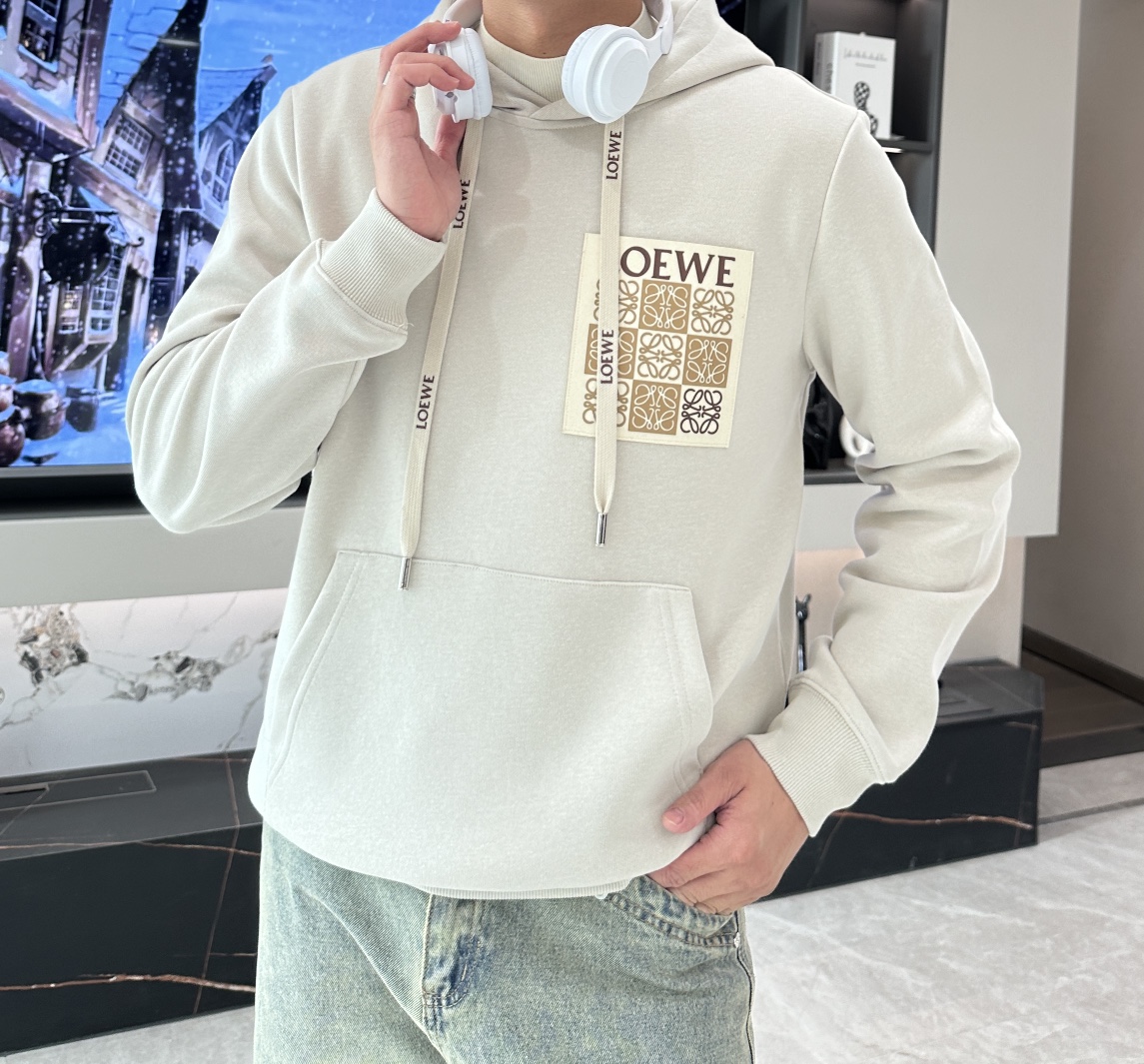 NO:123385,Loewe 24SS pullover hooded sweatshirt; classic pullover for men and women, simple and atmospheric series, low-key, luxurious and versatile style!  The sweatshirt is made of high-quality cotton fabrics for customers. It is tight inside and has a very skin-friendly feel, arranged in an orderly manner. It feels super soft, delicate and comfortable, and the texture of the fabric is top-notch!  Low-key and recognizable, demonstrating the brand's unique fashion charm!  Standard neutral style of upper body, super versatile and easy to wear, both men and women can easily interpret the upper body, creating the simplest and most popular mainstream size m-xxxl, loewe, hoodie, sweatshirts, hats, alexander wang19860909Loewe 24SS套头连帽卫衣；经典套头男女同款,简约大气系列单品,低调奢华大气百搭款！ 卫衣选用客供高克重棉质面料精制而成,内里紧密且既极具亲肤感的,井然有序的排列着,手感超级柔软细腻舒适,面料质感堪称顶级！低调且辨识度十足,彰显品牌独有的时尚魅力值！版型上身标准中性的款式,超级百搭好穿,男女都可轻松上身演绎,打造出最简约流行的主流 尺码m-xxxl,,loewe,hoodie,sweatshirts,hats,alexander wang,Men's clothing