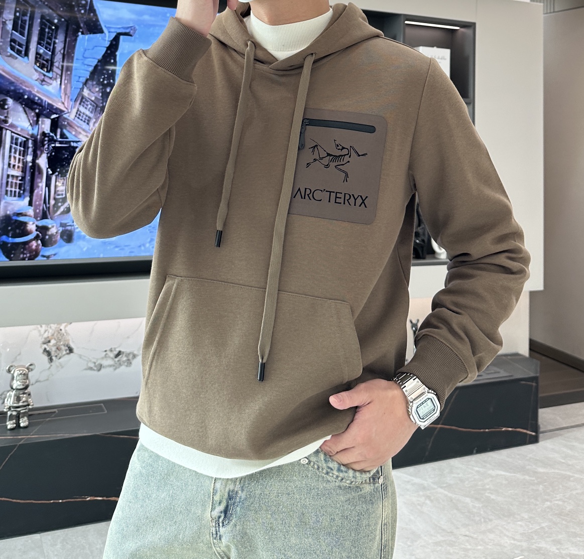 NO:123388,Archaeopter Bird 24SS pullover hooded sweatshirt; classic pullover for men and women, simple and atmospheric series, low-key, luxurious and versatile style!  The sweatshirt is made of high-quality cotton fabrics for customers. It is tight inside and has a very skin-friendly feel, arranged in an orderly manner. It feels super soft, delicate and comfortable, and the texture of the fabric is top-notch!  Low-key and recognizable, demonstrating the brand's unique fashion charm!  Standard neutral style of upper body, super versatile and easy to wear, both men and women can easily interpret the upper body, creating the simplest and most popular mainstream size m-xxxl, arc'teryx, hoodie, sweatshirts, hats, alexander wang19860909始祖鸟 24SS套头连帽卫衣；经典套头男女同款,简约大气系列单品,低调奢华大气百搭款！ 卫衣选用客供高克重棉质面料精制而成,内里紧密且既极具亲肤感的,井然有序的排列着,手感超级柔软细腻舒适,面料质感堪称顶级！低调且辨识度十足,彰显品牌独有的时尚魅力值！版型上身标准中性的款式,超级百搭好穿,男女都可轻松上身演绎,打造出最简约流行的主流 尺码m-xxxl,arc'teryx,hoodie,sweatshirts,hats,alexander wang,Men's clothing