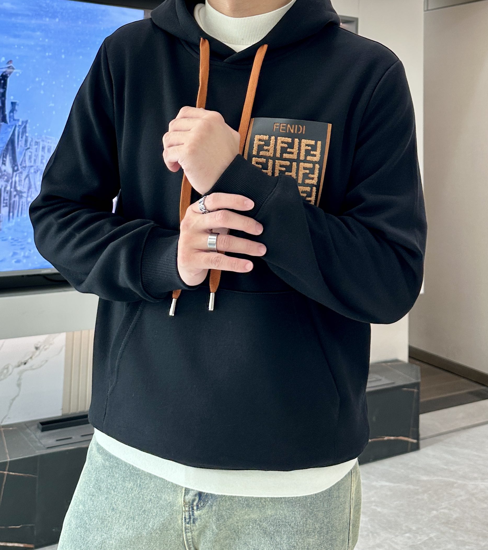 NO:123391,FD 24SS pullover hooded sweatshirt; classic pullover for men and women, simple and atmospheric series, low-key, luxurious and versatile style!  The sweatshirt is made of high-quality cotton fabrics for customers. It is tight inside and has a very skin-friendly feel, arranged in an orderly manner. It feels super soft, delicate and comfortable, and the texture of the fabric is top-notch!  Low-key and recognizable, demonstrating the brand's unique fashion charm!  Standard neutral style of upper body, super versatile and easy to wear, both men and women can easily interpret the upper body, creating the simplest and most popular mainstream size m-xxxl, hoodie, sweatshirts, hats, alexander wang19860909FD 24SS套头连帽卫衣；经典套头男女同款,简约大气系列单品,低调奢华大气百搭款！ 卫衣选用客供高克重棉质面料精制而成,内里紧密且既极具亲肤感的,井然有序的排列着,手感超级柔软细腻舒适,面料质感堪称顶级！低调且辨识度十足,彰显品牌独有的时尚魅力值！版型上身标准中性的款式,超级百搭好穿,男女都可轻松上身演绎,打造出最简约流行的主流 尺码m-xxxl,,hoodie,sweatshirts,hats,alexander wang,Men's clothing