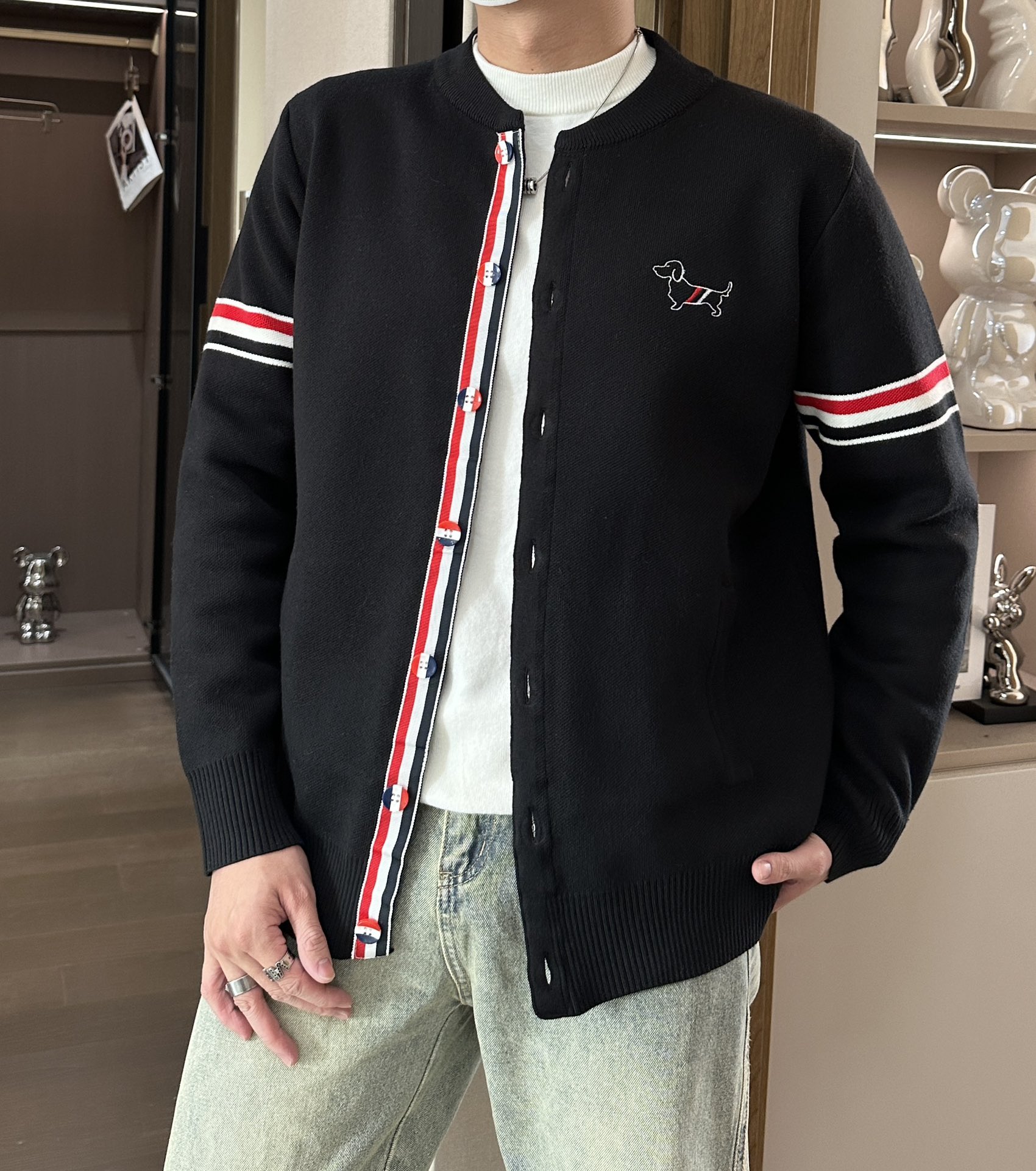 NO:121513,TB New Cardigan Knit Sweater!  Classics are never out of date!  The appearance is simple and clean, you can wear it alone in autumn, and the inner one is the most suitable for late winter!  Custom imported high-count wool blend fabric, soft and skin-friendly!  It also has good warmth and comfort!  Code number M-XXXL, sweaters, alexander wang19860909TB 新款开衫针织毛衣！经典永不过时！外观简洁干净,秋日可以单穿,深冬最为内搭！定制进口高支数羊毛混纺面料,经过柔顺处理,亲肤不扎！同时具有良好的保暖性与舒适性！ 码数M-XXXL,,sweaters,alexander wang,Men's clothing