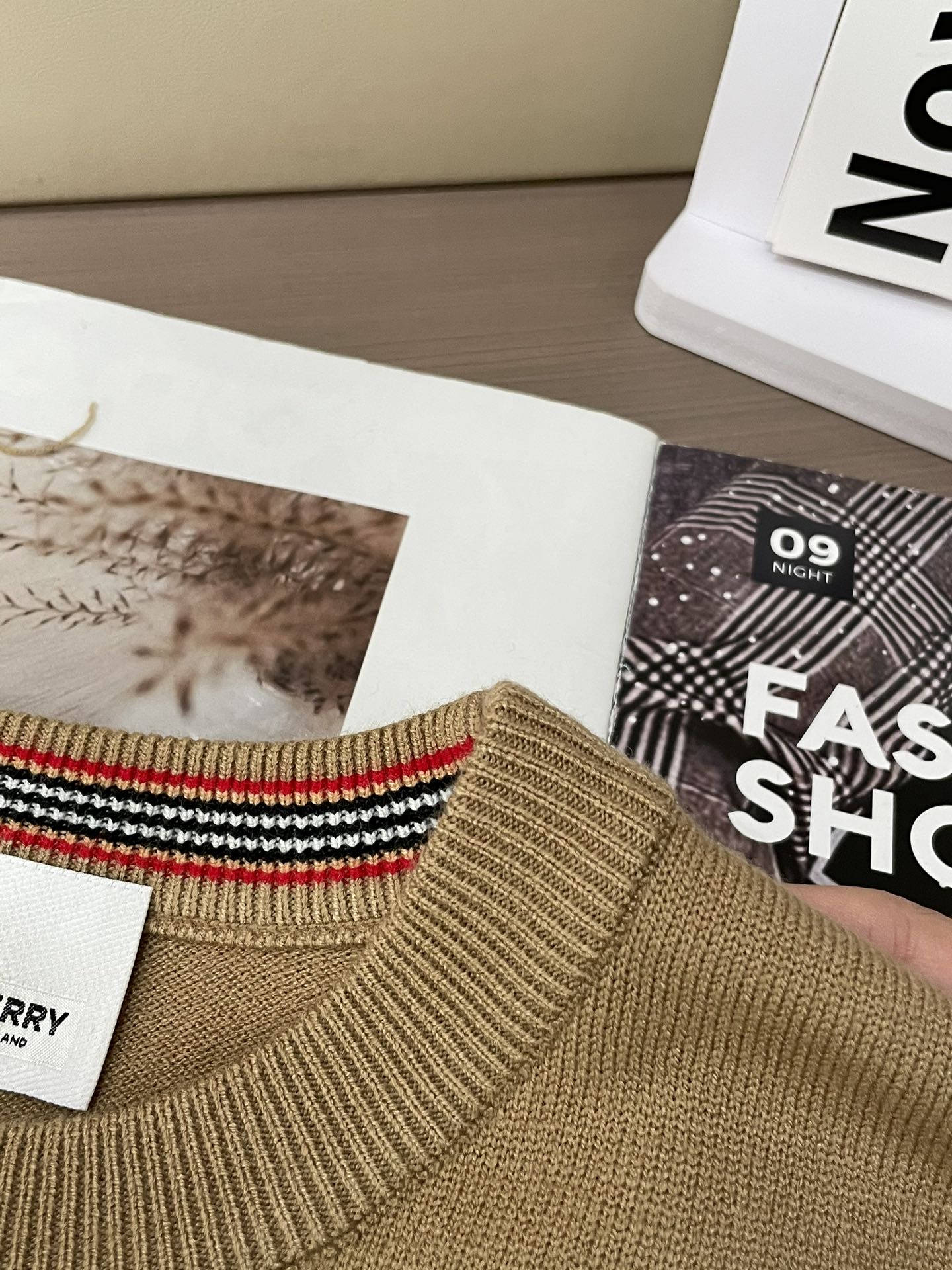 BUR 顶级补丁格纹羊毛针织衫，独家呈现！超级流畅线条感极符合美学基调的一款毛衣，最基础的款式以极简低调