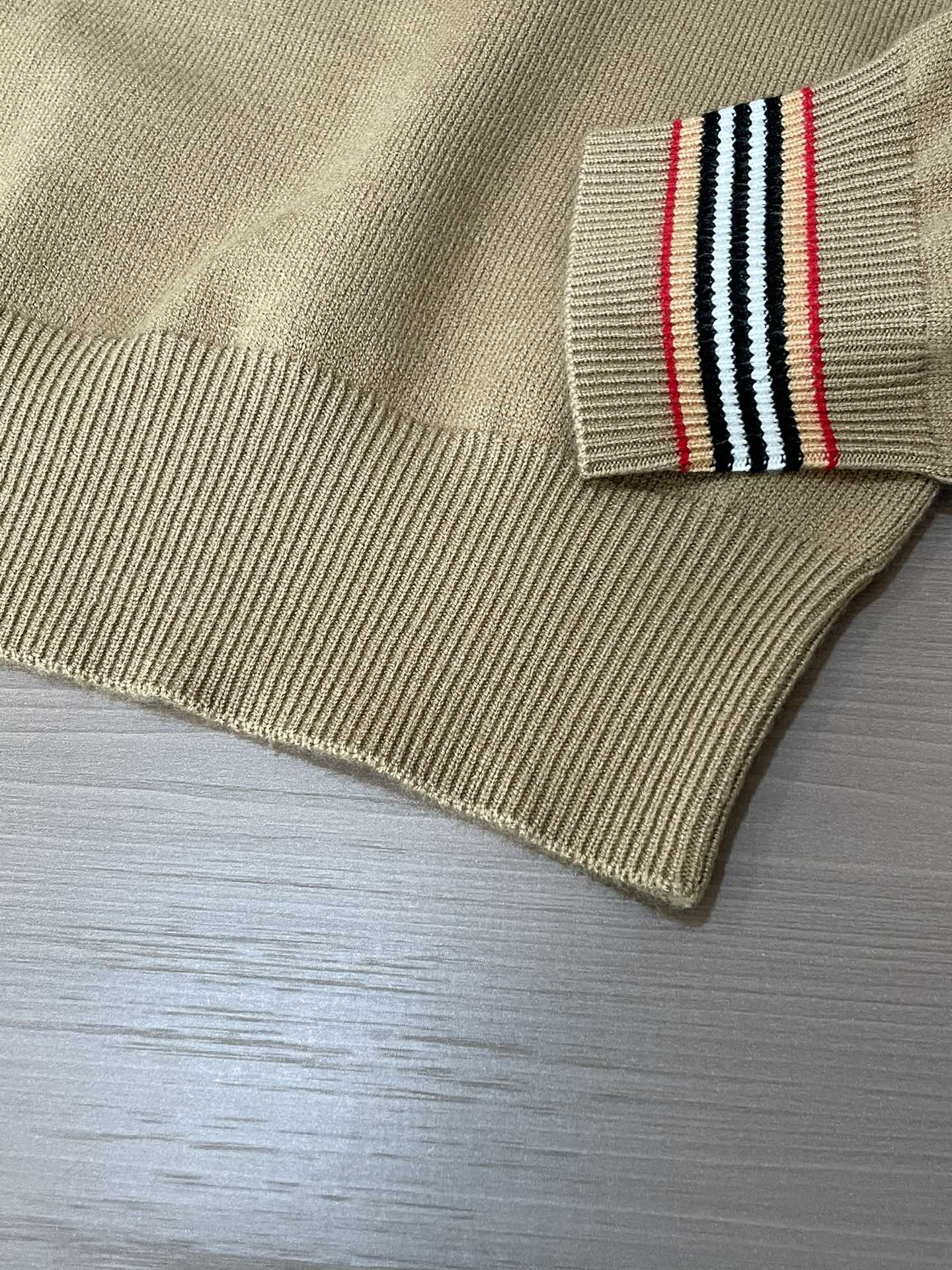 BUR 顶级补丁格纹羊毛针织衫，独家呈现！超级流畅线条感极符合美学基调的一款毛衣，最基础的款式以极简低调