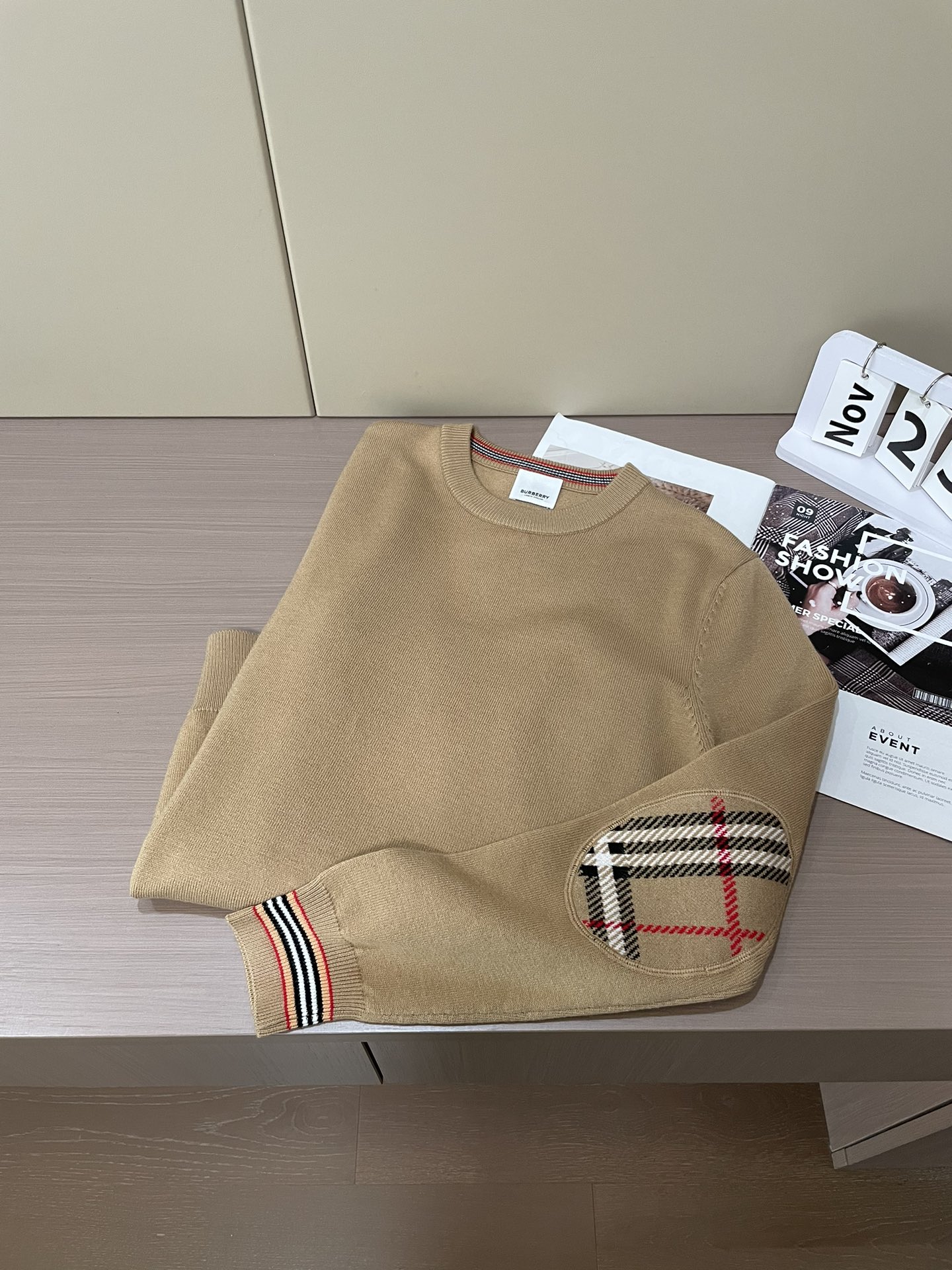 BUR 顶级补丁格纹羊毛针织衫，独家呈现！超级流畅线条感极符合美学基调的一款毛衣，最基础的款式以极简低调