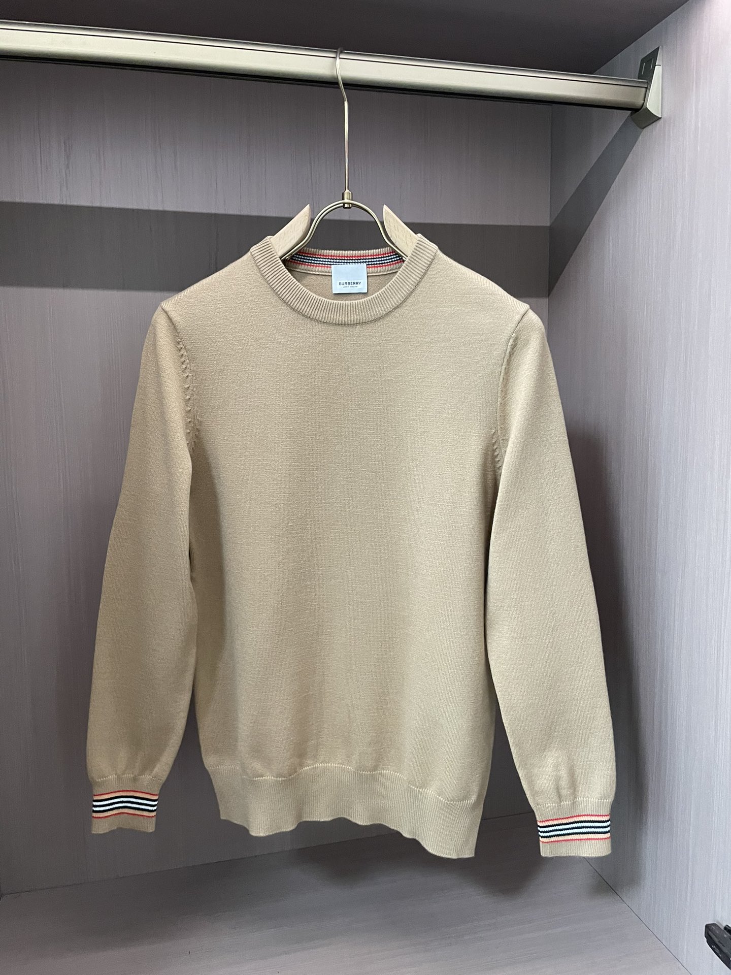 BUR 顶级补丁格纹羊毛针织衫，独家呈现！超级流畅线条感极符合美学基调的一款毛衣，最基础的款式以极简低调