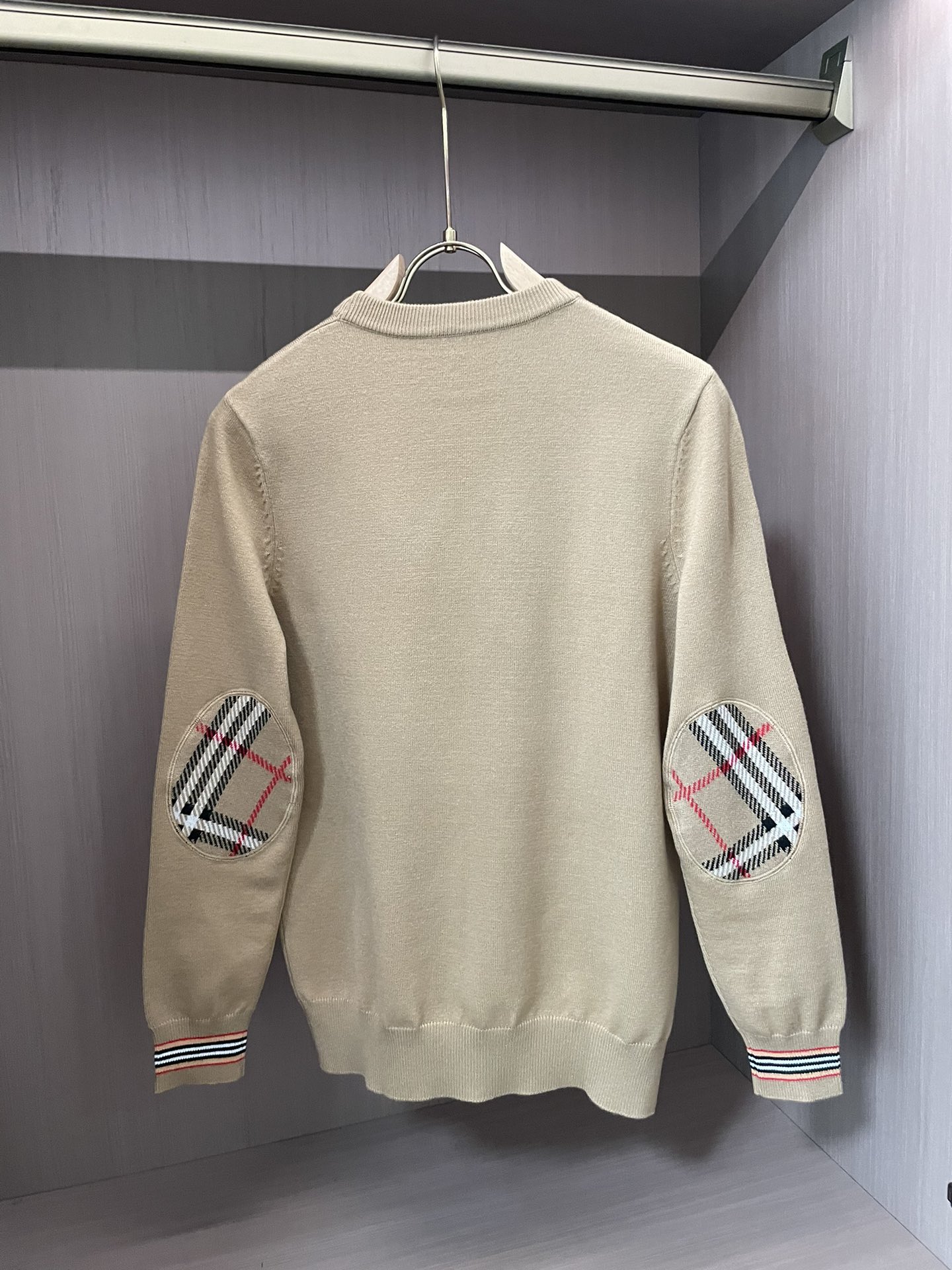 BUR 顶级补丁格纹羊毛针织衫，独家呈现！超级流畅线条感极符合美学基调的一款毛衣，最基础的款式以极简低调