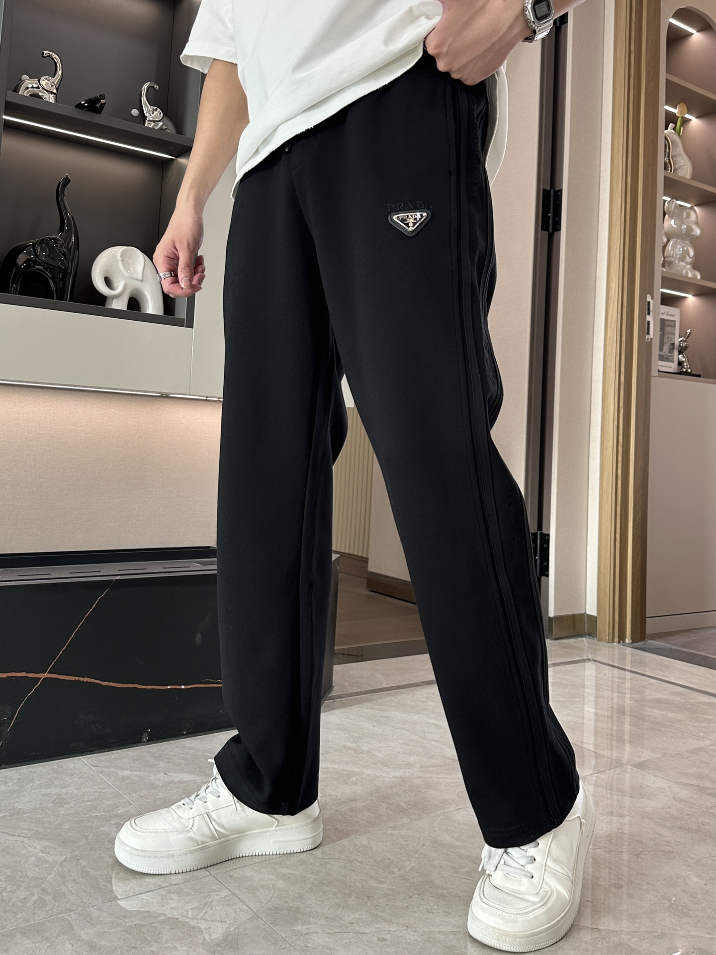 NO:492894,Prad's latest collection of men's casual pants in spring and summer!  It is made of customer-supply elastic cotton material, soft and delicate, and has an excellent feel!  The brand style is clear at a glance!  Minimalist design, without extravagant elements to win the lead, the details are finely made, the hardware accessories are customized, the thickness is just right, easy to control various weather, classic colors are very energetic, and various styles of dressing, casual business, daily life, and fashion trends can be controlled!  Overall, both in terms of grade and fashion are extremely outstanding, bringing extraordinary clothing taste!  Size M~3XL, prada,alexander wang19860909Prad 春夏最新系列男士休闲裤！ 采用客供弹力柔棉材质,柔软细腻,手感绝佳！品牌格调一览无余！极简主义设计,没有多余浮夸的元素来宣兵夺主,细节做工精细,五金配件原版定制,厚薄程度也是恰到好处,轻松驾驭各种天气,经典颜色上身很显精气神,多种风格穿搭,休闲商务、日常生活、时尚潮流均可驾驭！整体不论是档次还是时尚感都是极为出色的,带来非凡的衣着品味！ 尺码M~3XL,,prada,alexander wang,Men's clothing