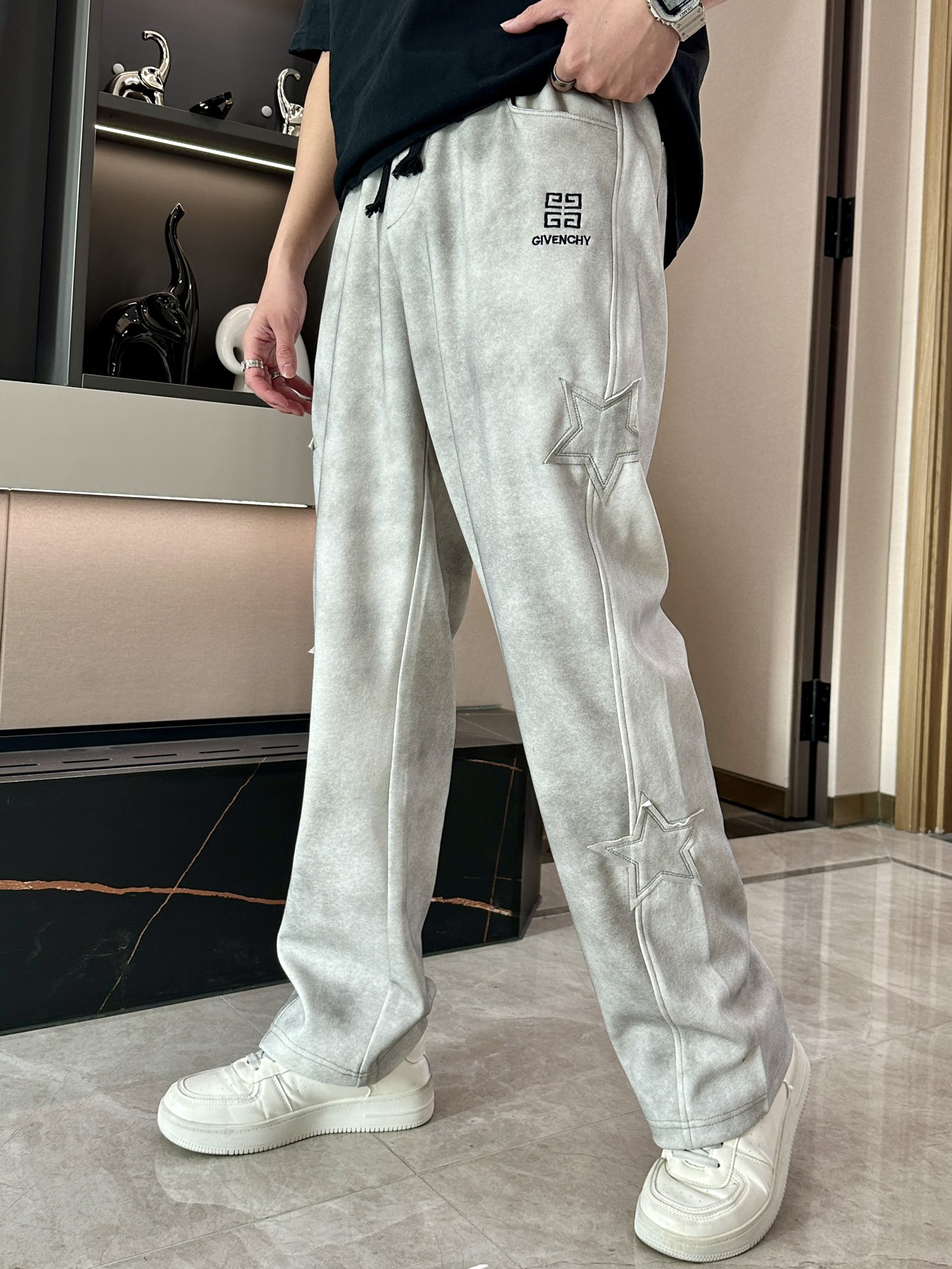 NO:492901,Givenchy's latest series of men's casual pants in spring and summer!  It is made of customer-supply elastic cotton material, soft and delicate, and has an excellent feel!  The brand style is unobstructed!  Minimalist design, without extravagant elements to win the lead, the details are finely made, the hardware accessories are customized, the thickness is just right, easy to control various weather, classic colors are very energetic, and various styles of dressing, casual business, daily life, and fashion trends can be controlled!  Overall, both in terms of grade and fashion are extremely outstanding, bringing extraordinary clothing taste!  Size M~3XL, given,alexander wang19860909纪梵希 春夏最新系列男士休闲裤！ 采用客供弹力柔棉材质,柔软细腻,手感绝佳！品牌格调一览无余！极简主义设计,没有多余浮夸的元素来宣兵夺主,细节做工精细,五金配件原版定制,厚薄程度也是恰到好处,轻松驾驭各种天气,经典颜色上身很显精气神,多种风格穿搭,休闲商务、日常生活、时尚潮流均可驾驭！整体不论是档次还是时尚感都是极为出色的,带来非凡的衣着品味！ 尺码M~3XL,,givenchy,alexander wang,Men's clothing