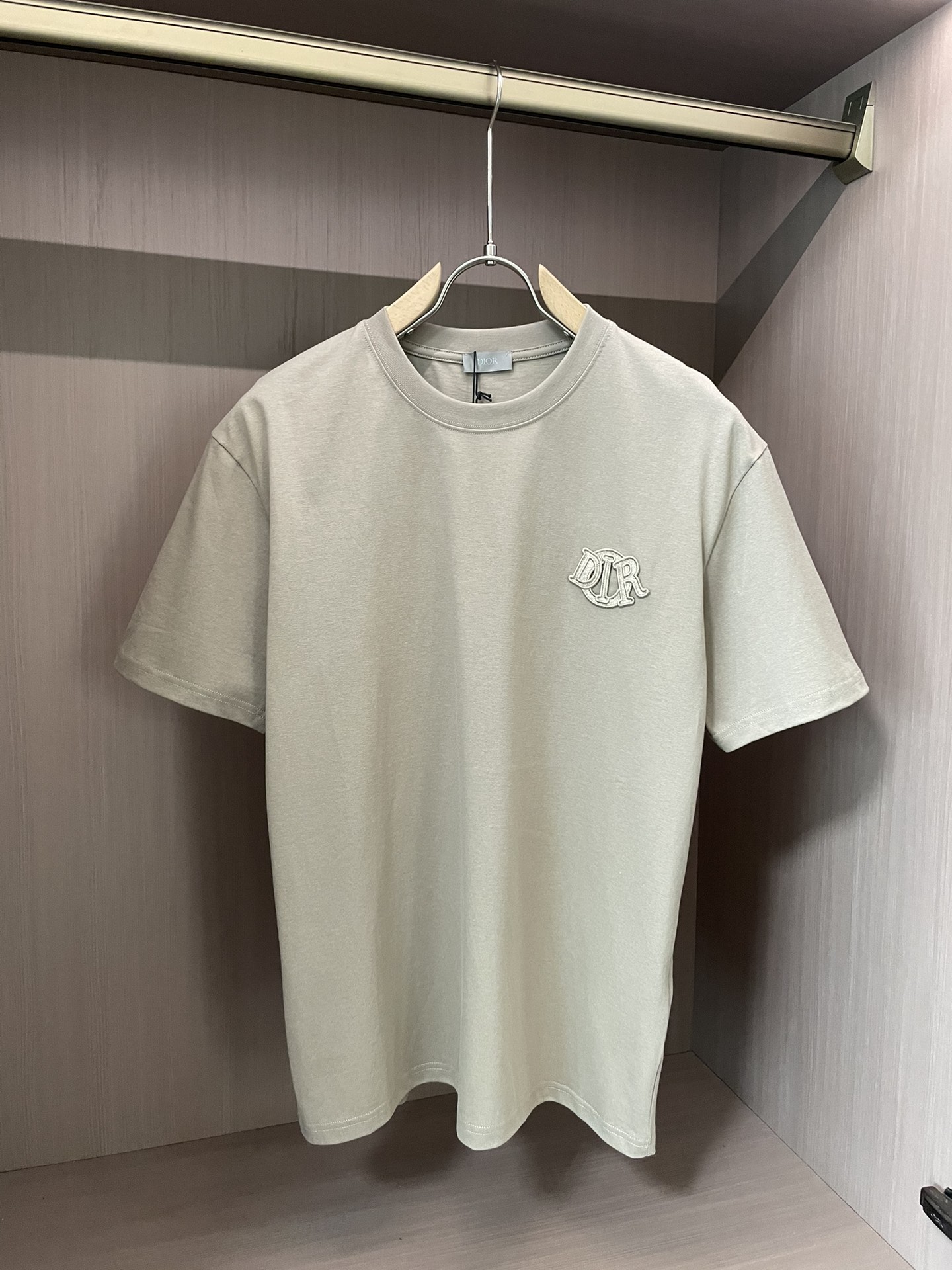 NO:116936,Dior patch letter short sleeves use pure cotton 12S fine cotton plain pattern, weighing 230g. The front is decorated with contrasting logo patches and small embroidery stamps to form an embroidery product with decorative and logo. The logo uses imported custom embroidery thread, and the shiny woven embroidery thread is fixed and dyed, with uniform and glossy. The exquisite embroidery machine combines complex embroidery needlework and fine detail processing to create a three-dimensional micro-relief embroidery effect; at the same time, it is durable and wear-resistant. The standard round neck short sleeve style has a round curved shape, suitable for all face shapes and figures; the sleeve length is moderate and just above the elbow, showing a capable and neat image. The slim tailoring can show the wearer's figure curve while not losing the feeling of comfort. The neckline, cuffs, hem and other parts are sewn with fine double needle thread.  Size S-XL, dior, T-shirt, alexander wang19860909Dior 补丁字母短袖 采用纯棉12S精棉平纹,克重230g.前饰以对比鲜明的标志补丁,小标刺绣章仔点缀,形成具有装饰性和标识性的刺绣产品.徽标采用进口定做绣线,具有光泽感的丝光绣线进行定染,泽均匀有光泽度.精美的刺绣机结合复杂刺绣针艺,精细的细节处理,造就了立体微浮雕的刺绣效果；同时耐用性和抗磨损性高. 标准圆领短袖版型,领口呈现圆润的弧形,适合各种脸型和身材；袖长适中刚好结束在肘部上方,展现出干练利落的形象.采用修身剪裁,能够展现出穿着者的身材曲线,同时不失舒适感.领口、袖口、下摆等部分都有精细双针走线的缝制. 尺码S-XL,,dior,T-shirt,alexander wang,Men's clothing