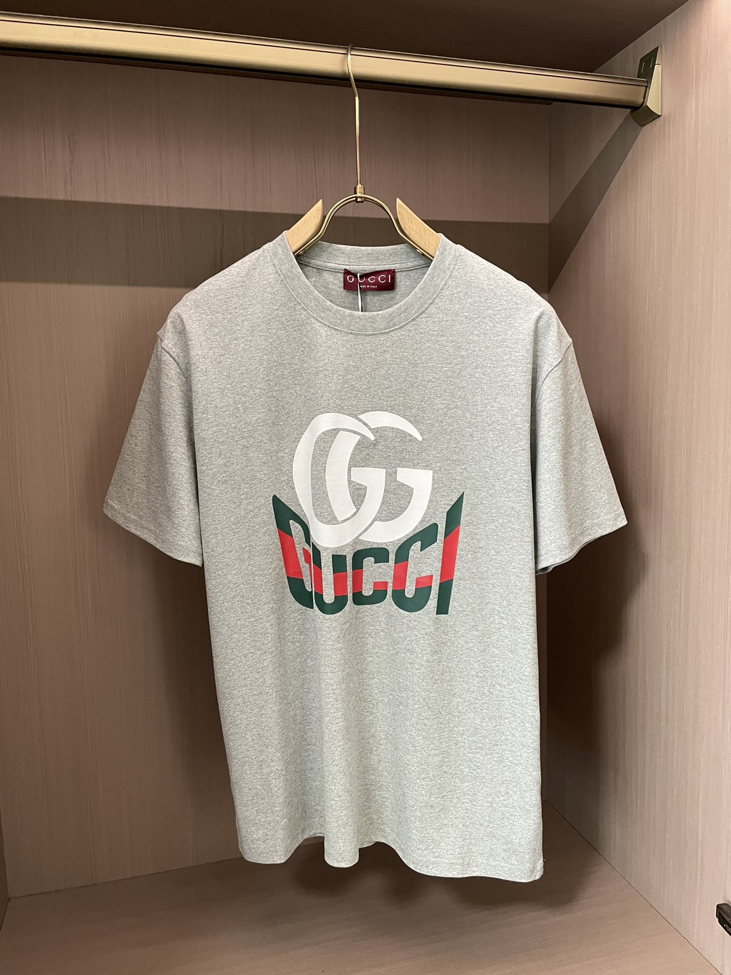 NO:116939,Gucci, 25 early spring new product, 300g after washing, cotton, traditional printing process for the front, double-needle threading, chain bottom pull shoulder bag edge, four-wire dense edge, one-inch 13-pin, high-quality workmanship. Size S-XL, gucci, alexander wang19860909Gucci、25早春新品,洗后300g,棉质,前幅传统印花工艺,领口采用双针走线,锁链底拉肩包边,四线密边,一寸13针,高品质做工. 尺码S-XL,,gucci,alexander wang,Men's clothing