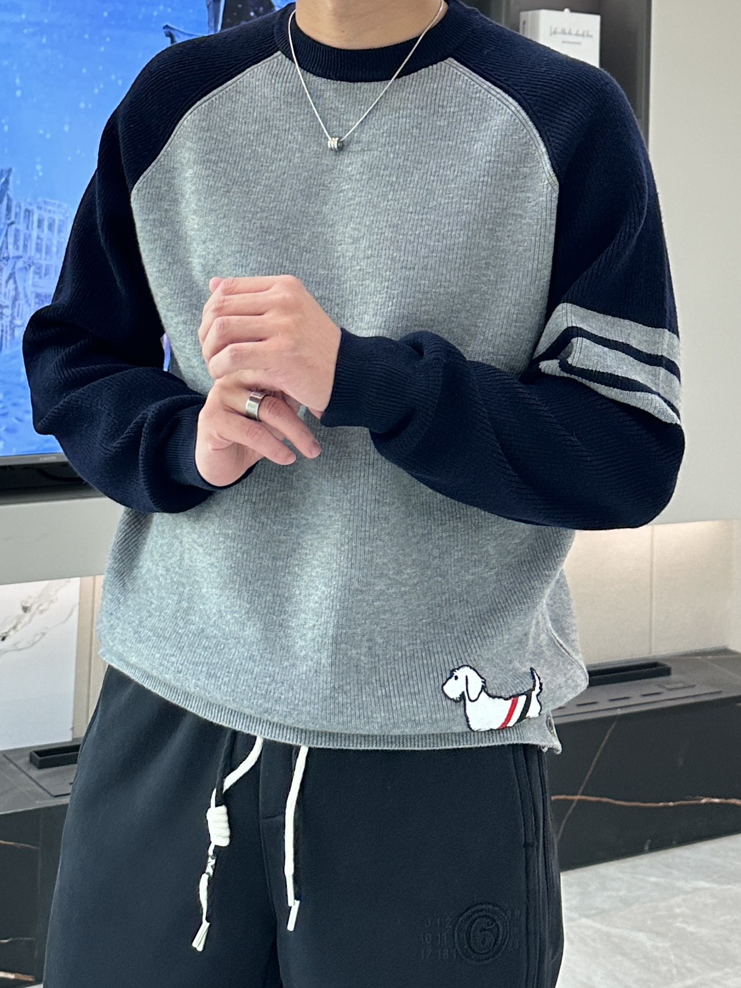 NO:573823,TB 2025 autumn and winter, the best products from the channel!  !  !  The most beautiful casual woolen sweater this year, close your eyes and enjoy it!  Wool blended fabrics imported from New Zealand are selected to meet various quality and detail controls. Such weight and value really require careful consideration and careful study to achieve the perfect effect of creating a tall and straight chest. The quality of the texture is definitely not comparable to that of ordinary sweaters. Meticulous workmanship is not perfunctory. The taste and temperament are always revealed in the behavior!   The upper body is handsome and charming!  Size M-3XL,,sweaters,alexander wang19860909TB 2025秋冬,渠道的精品狠货！！！ 今年最好看的休闲羊毛衣 闭眼入！ 甄选新西兰进口羊毛混纺面料 满足各种品质控 细节控 这样的分量与价值真的是需要细琢慢究 成完美缔造胸挺立廓的效果 质感所流露的档次绝非一般毛衣可比  精工细作并非敷衍了事 举止之间时刻流露出的品味及气质！  上身帅气迷人！ 尺码M-3XL,,sweaters,alexander wang,Men's clothing