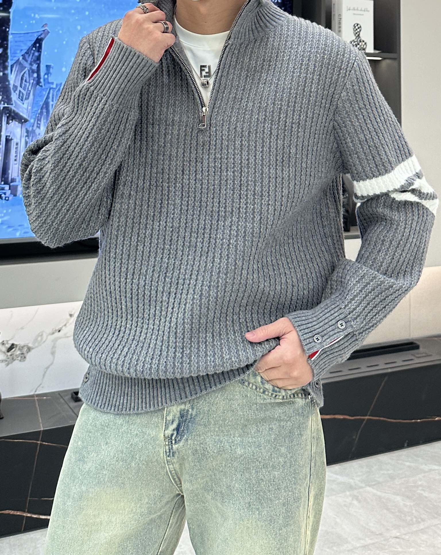 NO:121509,TB Autumn and Winter, the high-quality products of the channel!  !  !  The best casual sweater this year, close your eyes!  Select New Zealand imported wool blend fabrics to meet various quality controls and details controls. Such weight and value really require careful consideration to be carefully crafted and slowly to achieve the effect of perfectly creating a straight and straight chest. The grade of texture is not comparable to ordinary sweaters. The meticulous work is not perfunctory. The taste and temperament that are always revealed in behavior!   The upper body is handsome and charming!  Size M-3XL, sweaters, alexander wang19860909TB 秋冬,渠道的精品狠货！！！ 今年最好看的休闲羊毛衣 闭眼入！ 甄选新西兰进口羊毛混纺面料 满足各种品质控 细节控 这样的分量与价值真的是需要细琢慢究 成完美缔造胸挺立廓的效果 质感所流露的档次绝非一般毛衣可比  精工细作并非敷衍了事 举止之间时刻流露出的品味及气质！  上身帅气迷人！ 尺码M-3XL,,sweaters,alexander wang,Men's clothing