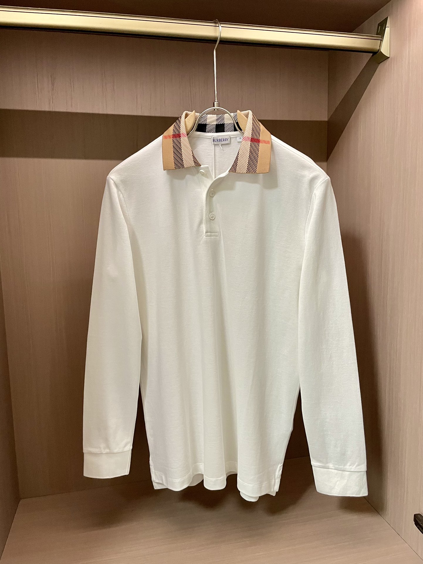 NO:116942,BBR POLO shirt lapel top body versatile long sleeve high version pure cotton classic short sleeve This pure cotton shirt uses contrasting collar, so it is not available on the field with such high gram weight pure cotton. All the fabrics in our house are customized, so the customization is because we want to give you a unique feeling of wearing. Size M-2xl Color black blue white, T-shirt, alexander wang19860909BBR POLO衫翻领上身百搭长袖高版本纯棉经典短袖 这款纯棉Polo衫采用的撞色衣领, 这么高克重纯棉场上是没有的,我们家面料全部来自定制,支所以定制是因为我们想带给你们与众不同穿着感受. 尺码M-2xl 颜色黑色 蓝色 白色,,T-shirt,alexander wang,Men's clothing