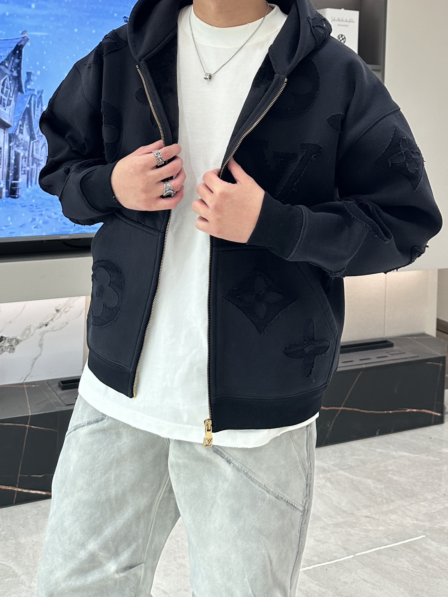 NO:608282,Lv hooded plus fleece jacket is the best choice for cutting-edge fashion. The presbyopia pattern inherits classics, intertwining fashion and history. Exquisite craftsmanship, every stitch and thread shows luxurious quality. The hooded design is both casual and warm, adding chic charm to urban travel.  Whether you are strolling on a bustling street or attending a fashion party, it can make you stand out. The windproof fabric can withstand the cold wind; the loose fit accommodates various body shapes, giving you a free and unrestrained wearing experience. Wear the 1V hooded jacket to show your extraordinary taste, lead the trend, and embrace the peak of fashion. Size SML S size length 65 bust 124 shoulder width 64 M size length 66 bust 128 shoulder width 66 L length 67  Bust 132, shoulder width 68,,louis vuitton,jackets & coats,hats,alexander wang19860909Lv 连帽加绒外套,风尚前沿的不二之选.老花图案,传承经典,交织时尚与历史.精湛工艺,每一针每一线尽显奢华品质.连帽设计,随性与保暖兼具,为都市出行增添潇洒魅力. 无论是繁华街头的漫步,还是时尚聚会的登场,它皆能让你脱颖而出.防风面料,抵御凛冽寒风；宽松版型,包容多样身形,赋予你自由无拘的穿着体验.穿上 1V 连帽外套,彰显非凡品味,引领潮流走向,拥抱时尚巅峰. 码数SML S码衣长65 胸围124 肩宽64 M码衣长66 胸围128 肩宽66 L码衣长67 胸围132 肩宽68,,louis vuitton,jackets & coats,hats,alexander wang,Men's clothing