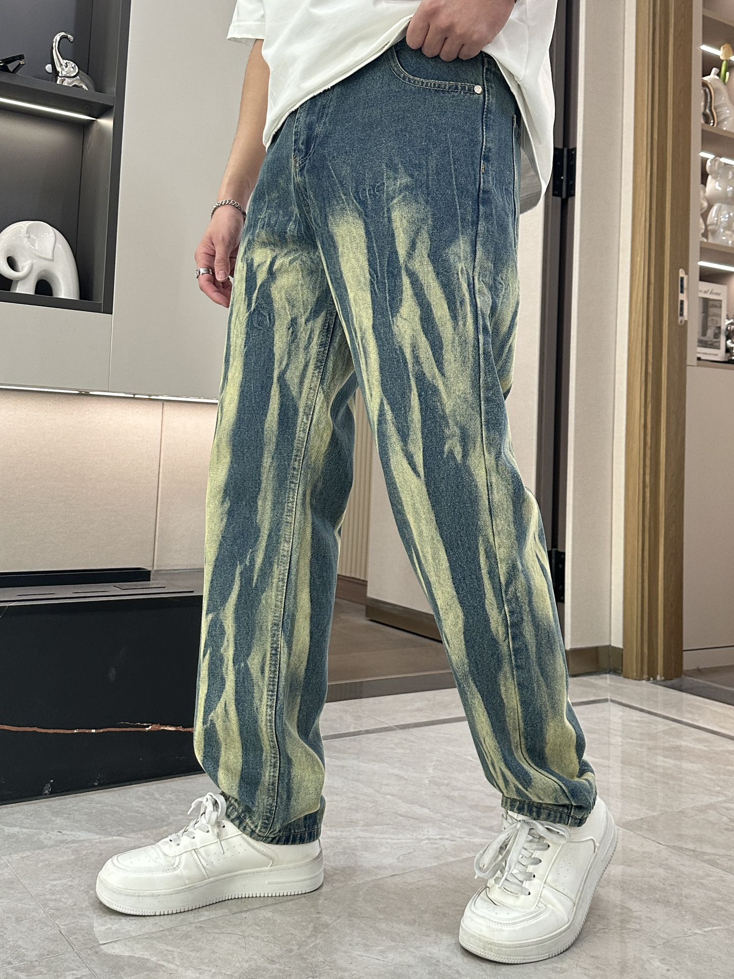 NO:118406,LOEWE The latest same style of jeans in the counter. The fabric style is absolutely craftsmanship. It is easy to wear and not pick on the figure. There are no restrictions on matching. It can set off other items in a simple way to show your style and posture~ You can match any style of items, match them with various T-shirts/shirts and knitted jackets. You don’t have to worry about matching when going out on a daily basis. Size 29-38,,loewe,jeans,jackets & coats,shirts,tees,t-shirt,alexander wang19860909LOEWE 专柜最新同款牛仔裤 面料版型做工绝绝子 好穿不挑身材在搭配上没有太多的限制 随意简洁的衬托其他单品,来展现自己的风格姿态～ 可以百搭任何风格的单品,搭配各种T恤／衬衫,针织外套都可,日常外出不必再为搭配而烦恼了 尺码 29-38,,loewe,jeans,jackets & coats,shirts,tees，t-shirt,alexander wang,Men's clothing