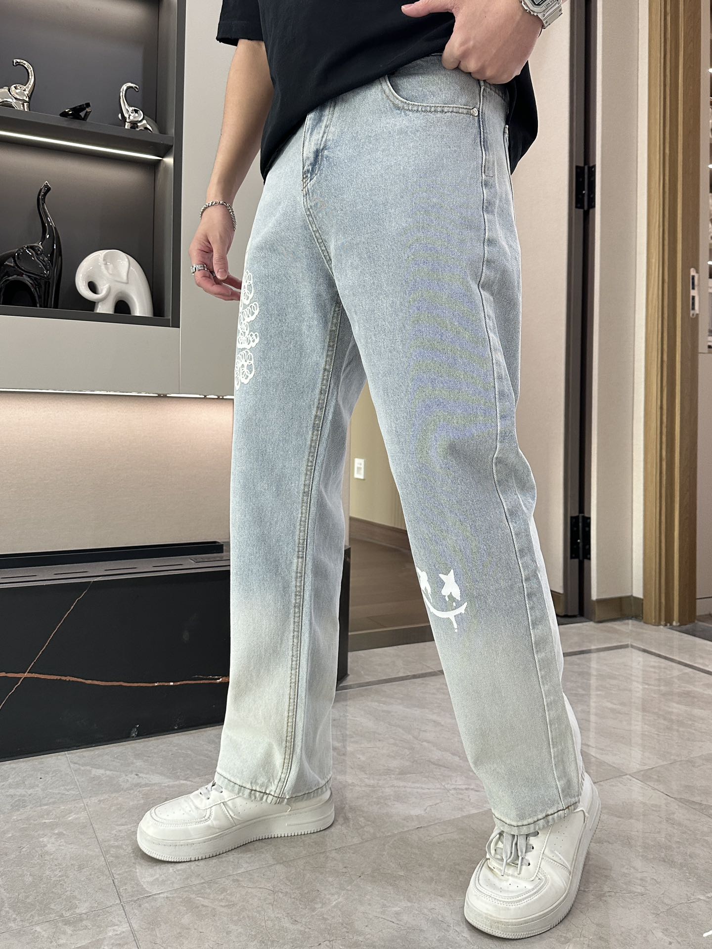 NO:118401,LOEWE The latest same style of jeans in the counter. The fabric style is absolutely craftsmanship. It is easy to wear and not pick on the figure. There are no restrictions on matching. It can set off other items in a simple way to show your style and posture~ You can match any style of items, match them with various T-shirts/shirts and knitted jackets. You don’t have to worry about matching when going out on a daily basis. Size 29-38,,loewe,jeans,jackets & coats,shirts,tees,t-shirt,alexander wang19860909LOEWE 专柜最新同款牛仔裤 面料版型做工绝绝子 好穿不挑身材在搭配上没有太多的限制 随意简洁的衬托其他单品,来展现自己的风格姿态～ 可以百搭任何风格的单品,搭配各种T恤／衬衫,针织外套都可,日常外出不必再为搭配而烦恼了 尺码 29-38,,loewe,jeans,jackets & coats,shirts,tees，t-shirt,alexander wang,Men's clothing