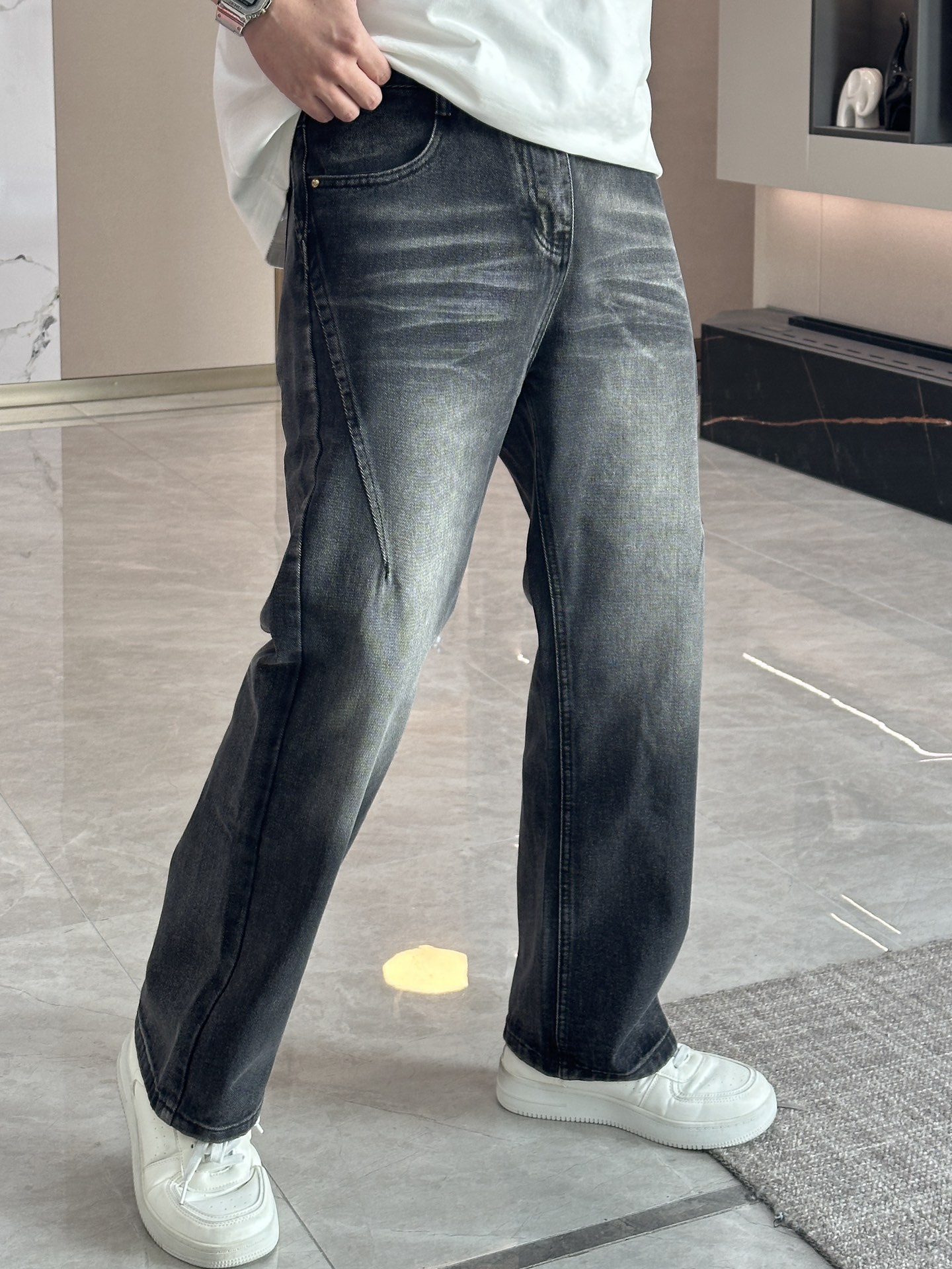 NO:118399,LV counter latest same style of jeans, fabric style and workmanship are excellent. It is easy to wear but not picky about body shape. There are no restrictions on matching. You can set off other items in a simple way to show your style and posture~ You can match any style of items, match them with various T-shirts/shirts, knitted jackets, and you don’t have to worry about matching when going out on a daily basis. Size 29-38,,louis vuitton,jeans,jackets & coats,shirts,tees,t-shirt,alexander wang19860909LV 专柜最新同款牛仔裤 面料版型做工绝绝子 好穿不挑身材在搭配上没有太多的限制 随意简洁的衬托其他单品,来展现自己的风格姿态～ 可以百搭任何风格的单品,搭配各种T恤／衬衫,针织外套都可,日常外出不必再为搭配而烦恼了 尺码 29-38,,louis vuitton,jeans,jackets & coats,shirts,tees，t-shirt,alexander wang,Men's clothing