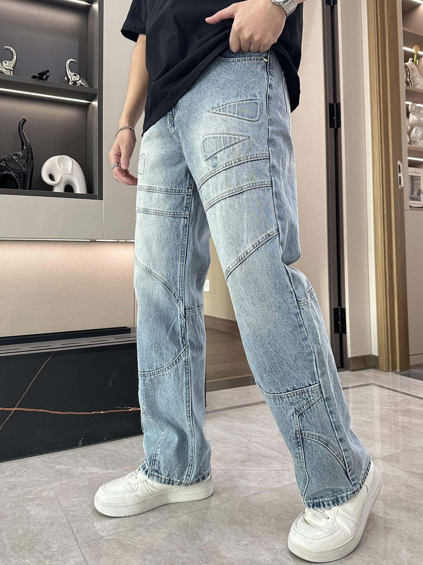 NO:118397,FD counter has the latest same style of jeans. The fabric style is absolutely craftsmanship. It is easy to wear and not pick on the figure. There are no restrictions on matching. It can set off other items in a simple way to show your style and posture~ You can match any style of items, match them with various T-shirts/shirts and knitted jackets. You don’t have to worry about matching when going out on a daily basis. Size 29-38,,jeans,jackets & coats,shirts,tees,t-shirt,alexander wang19860909FD 专柜最新同款牛仔裤 面料版型做工绝绝子 好穿不挑身材在搭配上没有太多的限制 随意简洁的衬托其他单品,来展现自己的风格姿态～ 可以百搭任何风格的单品,搭配各种T恤／衬衫,针织外套都可,日常外出不必再为搭配而烦恼了 尺码 29-38,,jeans,jackets & coats,shirts,tees，t-shirt,alexander wang,Men's clothing