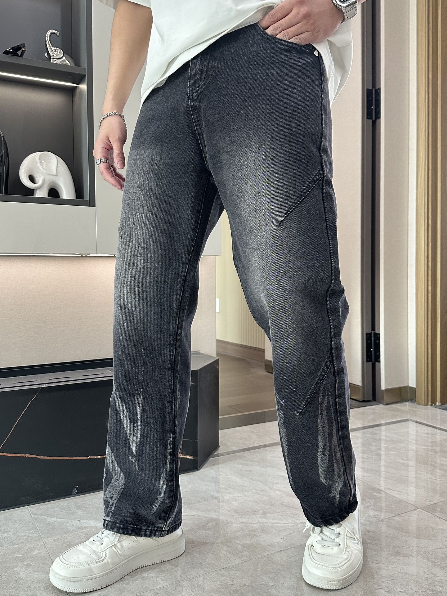 NO:118414,Loewe The latest same style of jeans in the counter, the fabric is extremely craftsmanship, and it is easy to wear but not picky about the figure. There are no restrictions on matching. You can set off other items in a simple way to show your style and posture~ You can match any style of items, match them with various T-shirts/shirts, knitted jackets, and you don’t have to worry about matching when going out on a daily basis. Size 29-38,,loewe,jeans,jackets & coats,shirts,tees,t-shirt,alexander wang19860909Loewe 专柜最新同款牛仔裤 面料版型做工绝绝子 好穿不挑身材在搭配上没有太多的限制 随意简洁的衬托其他单品,来展现自己的风格姿态～ 可以百搭任何风格的单品,搭配各种T恤／衬衫,针织外套都可,日常外出不必再为搭配而烦恼了 尺码 29-38,,loewe,jeans,jackets & coats,shirts,tees，t-shirt,alexander wang,Men's clothing