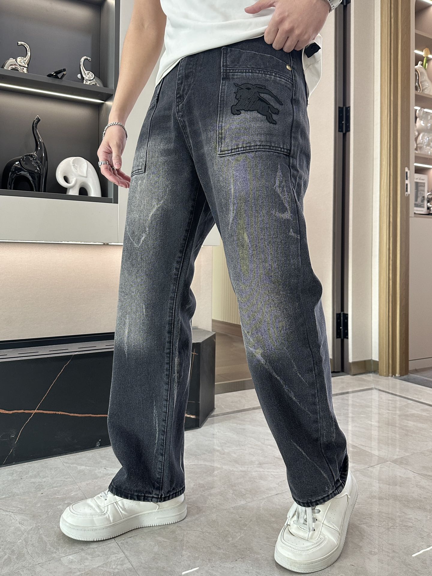 NO:118410,Bur the latest style of jeans in the counter. The fabric style is absolutely craftsmanship. It is easy to wear and not pick on the figure. There are no restrictions on matching. It can set off other items in a simple way to show your style and posture~ You can match any style of items, match them with various T-shirts/shirts and knitted jackets. You don’t have to worry about matching when going out on a daily basis. Size 29-38,,burberry,jeans,jackets & coats,shirts,tees,t-shirt,alexander wang19860909Bur 专柜最新同款牛仔裤 面料版型做工绝绝子 好穿不挑身材在搭配上没有太多的限制 随意简洁的衬托其他单品,来展现自己的风格姿态～ 可以百搭任何风格的单品,搭配各种T恤／衬衫,针织外套都可,日常外出不必再为搭配而烦恼了 尺码 29-38,,burberry,jeans,jackets & coats,shirts,tees，t-shirt,alexander wang,Men's clothing