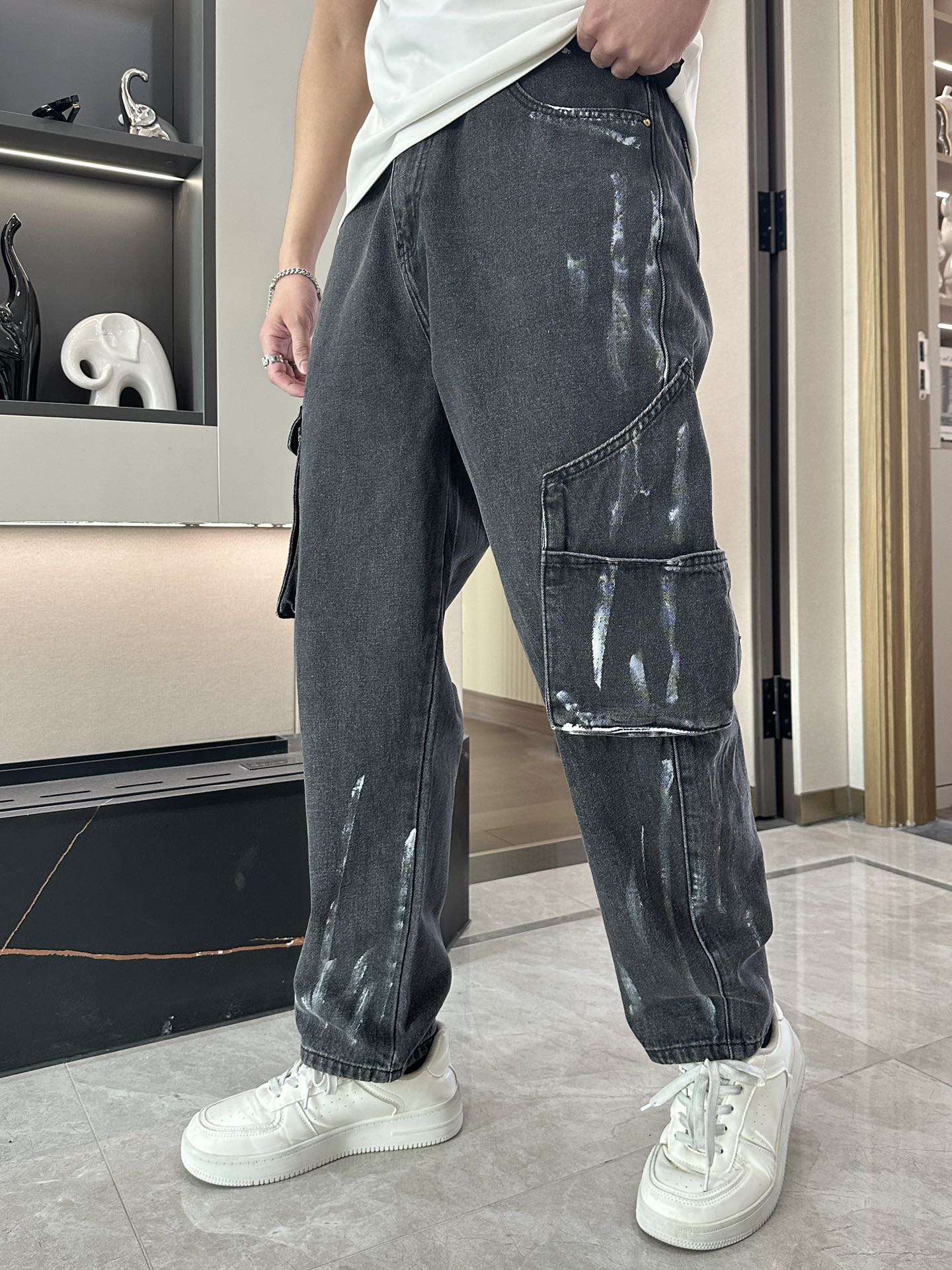 NO:118412,Lv counter latest same style of jeans, fabric style and workmanship are excellent. It is easy to wear but not picky about body shape. There are no restrictions on matching. You can set off other items in a simple way to show your style and posture~ You can match any style of items, match them with various T-shirts/shirts, knitted jackets, and you don’t have to worry about matching when going out on a daily basis. Size 29-38,,louis vuitton,jeans,jackets & coats,shirts,tees,t-shirt,alexander wang19860909Lv 专柜最新同款牛仔裤 面料版型做工绝绝子 好穿不挑身材在搭配上没有太多的限制 随意简洁的衬托其他单品,来展现自己的风格姿态～ 可以百搭任何风格的单品,搭配各种T恤／衬衫,针织外套都可,日常外出不必再为搭配而烦恼了 尺码 29-38,,louis vuitton,jeans,jackets & coats,shirts,tees，t-shirt,alexander wang,Men's clothing