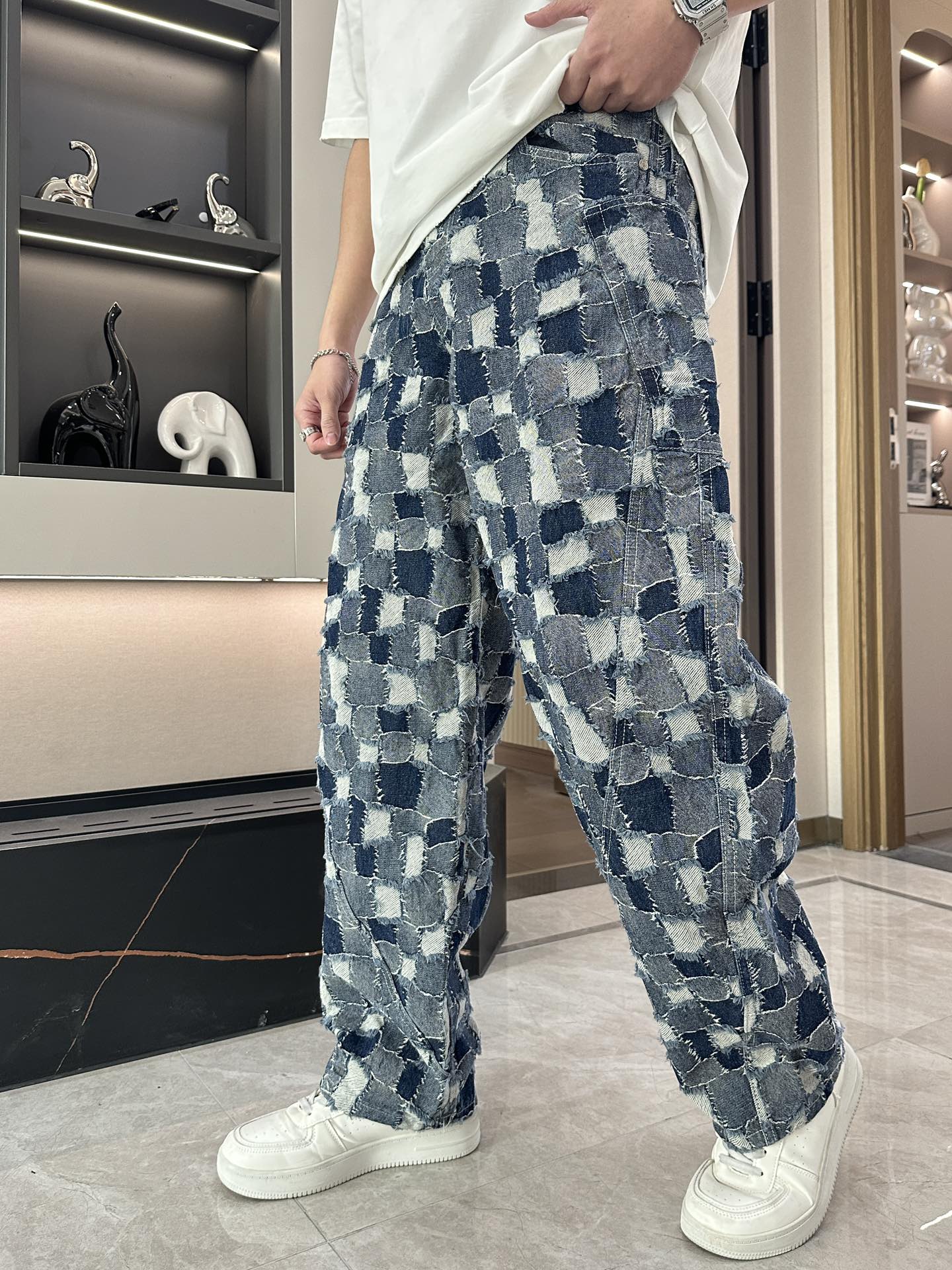 NO:118404,LOEWE The latest same style of jeans in the counter. The fabric style is absolutely craftsmanship. It is easy to wear and not pick on the figure. There are no restrictions on matching. It can set off other items in a simple way to show your style and posture~ You can match any style of items, match them with various T-shirts/shirts, knitted jackets. You don’t have to worry about matching when going out every day. Size S-XXXL,,loewe,jeans,jackets & coats,shirts,tees,t-shirt,alexander wang19860909LOEWE 专柜最新同款牛仔裤 面料版型做工绝绝子 好穿不挑身材在搭配上没有太多的限制 随意简洁的衬托其他单品,来展现自己的风格姿态～ 可以百搭任何风格的单品,搭配各种T恤／衬衫,针织外套都可,日常外出不必再为搭配而烦恼了 尺码 S-XXXL,,loewe,jeans,jackets & coats,shirts,tees，t-shirt,alexander wang,Men's clothing