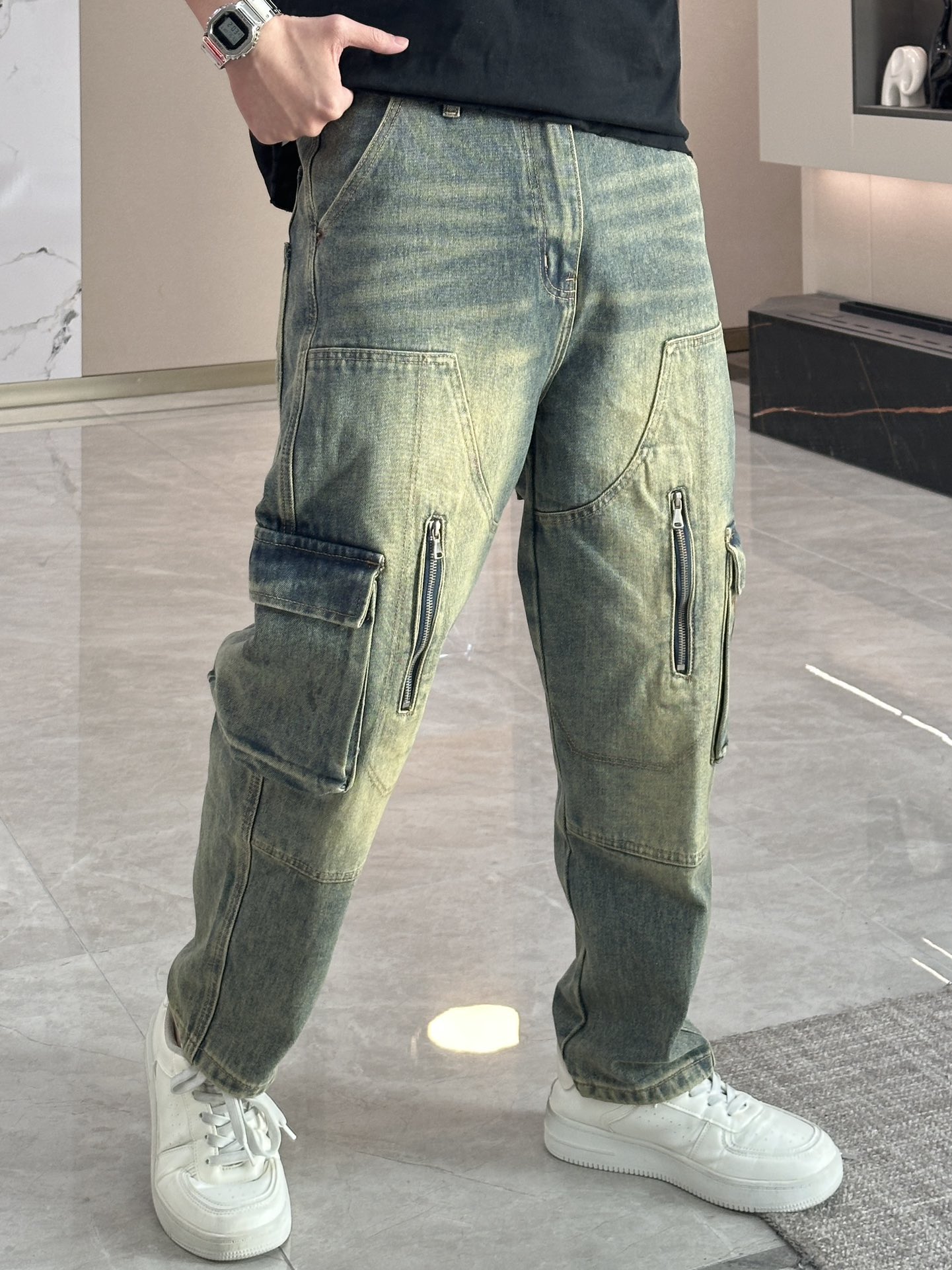 NO:118400,Balenciaga The latest style of jeans in the counter. The fabric style is excellent. It is easy to wear and not pick on the figure. There are no restrictions on matching. It can set off other items in a simple way to show your style and posture~ You can match any style of items, match them with various T-shirts/shirts, knitted jackets. You don’t have to worry about matching when going out every day. Size 29-38,,balenciaga,jeans,jackets & coats,shirts,tees,t-shirt,alexander wang19860909巴黎世家 专柜最新同款牛仔裤 面料版型做工绝绝子 好穿不挑身材在搭配上没有太多的限制 随意简洁的衬托其他单品,来展现自己的风格姿态～ 可以百搭任何风格的单品,搭配各种T恤／衬衫,针织外套都可,日常外出不必再为搭配而烦恼了 尺码 29-38,,balenciaga,jeans,jackets & coats,shirts,tees，t-shirt,alexander wang,Men's clothing