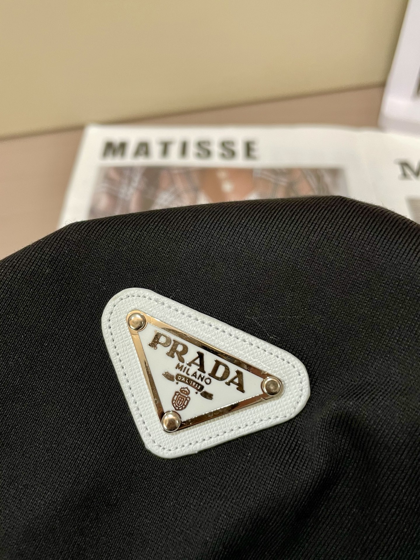     
Prad  2025春夏新款首发专柜最新款背心T恤 高端订制 设计前卫时尚！品牌logo重工艺
