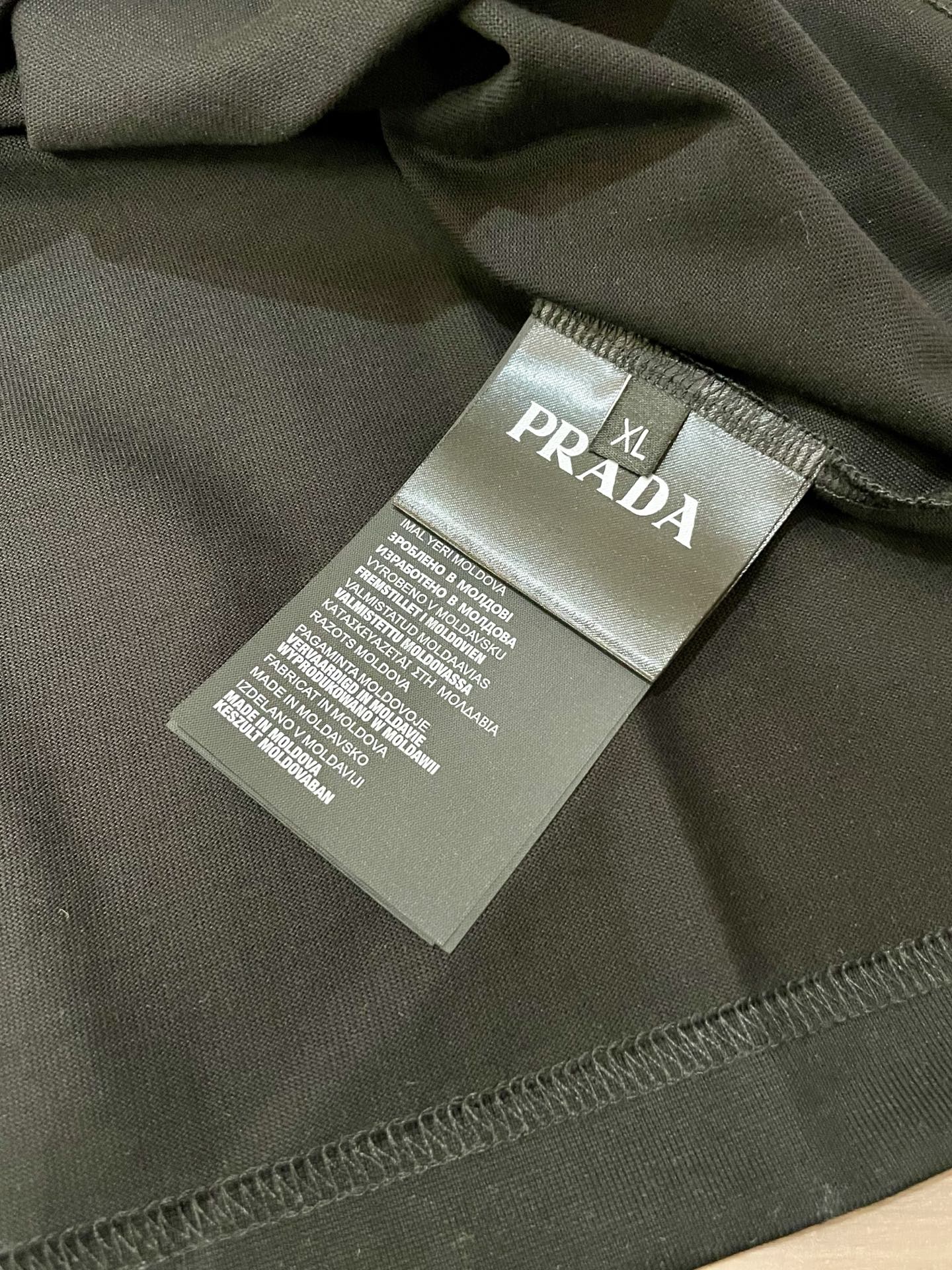     
Prad  2025春夏新款首发专柜最新款背心T恤 高端订制 设计前卫时尚！品牌logo重工艺
