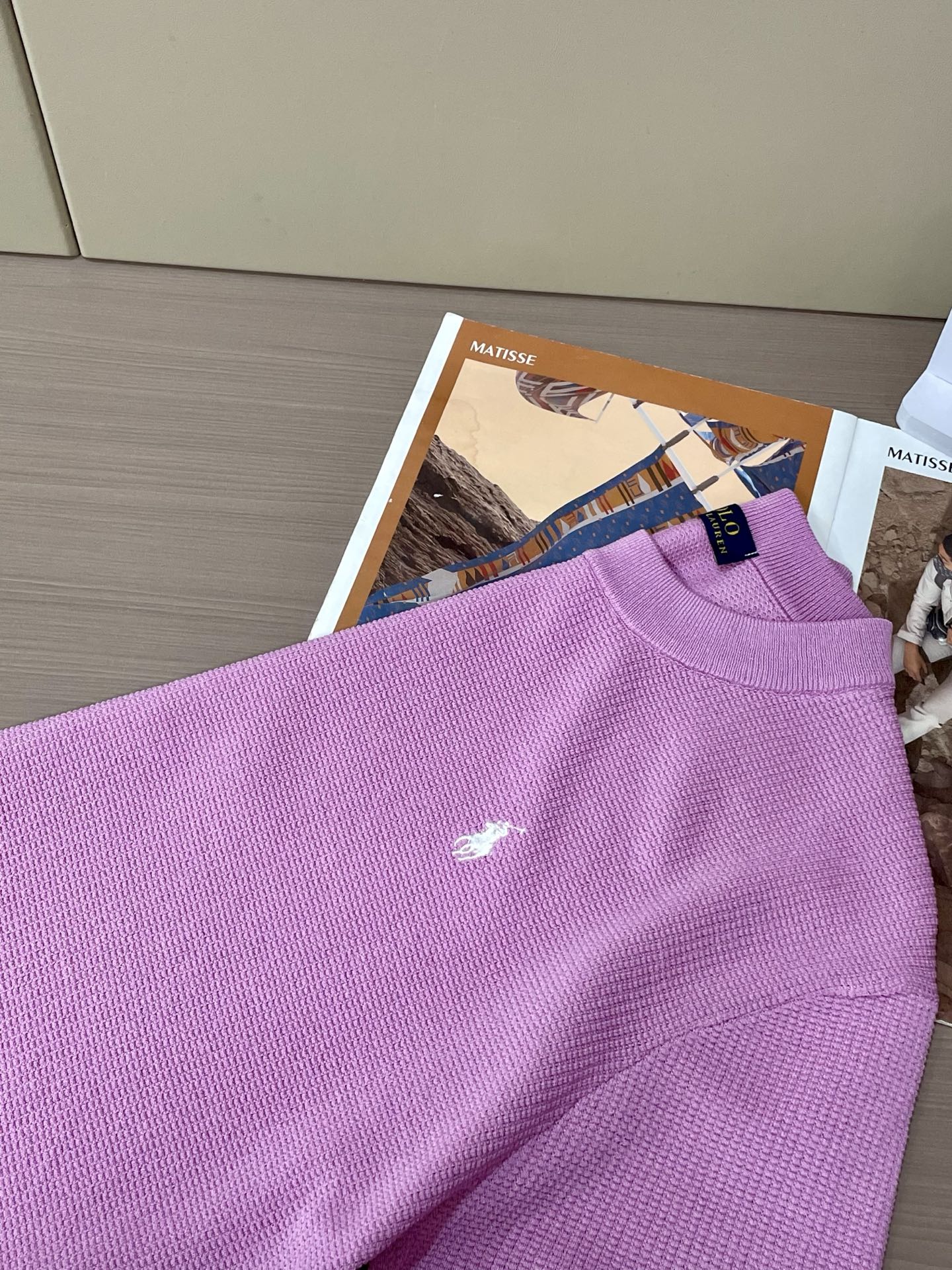 “Ralph Lauren’s Summer 2025 Round-Collar Polo: Airy, Comfortable, Stylish Design” - 图片 6
