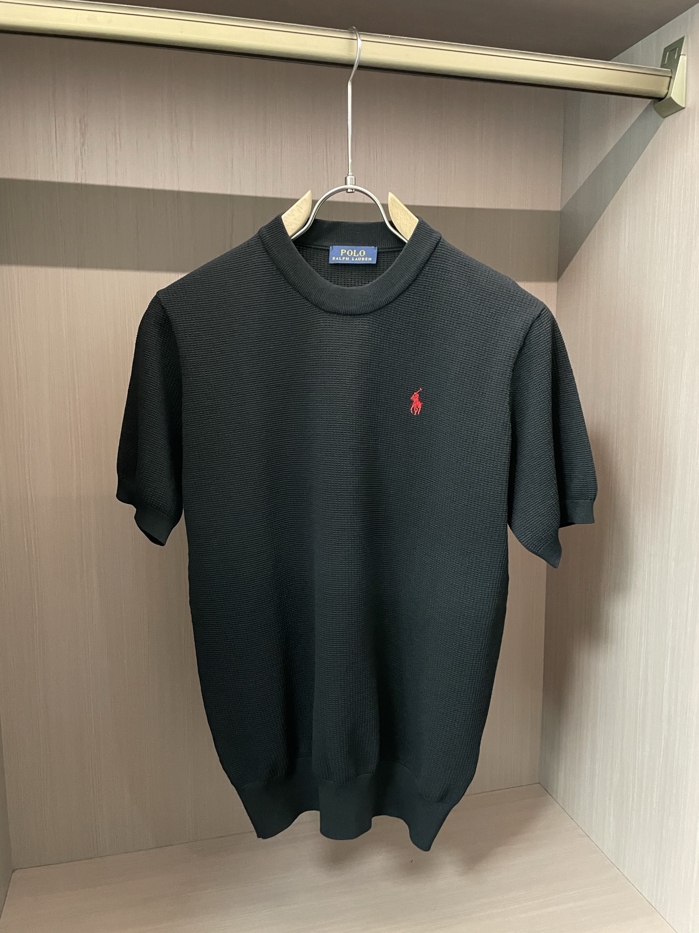 Ralph Lauren’s Summer 2025 Polo Shirt: Square Design, Branded Pony Embroidery - 图片 6
