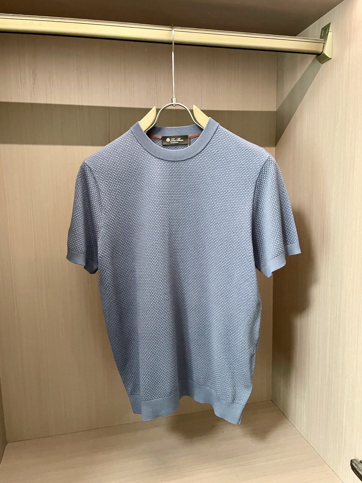 NO:440770,LP men's knitted round neck top Quality control recommendation Classic versatile, not picky, popular every year, seemingly simple design, the more test the combination of craftsmanship and fabric, horizontal knitting (that is, the method of sweaters) adopts four-stitched craftsmanship, uses different weaving methods on the front and back sides to make the structure tighter, smooth surface, finished product, breathable, non-stick meat, no pressing body, anti-wrinkle and easy to handle features, fabric this model uses 120S extremely fine long leash cotton (the higher the number of points, the finer the finished product quality) with silky silky feeling on the upper body, Italian-style tailoring, the upper body is fit, the lower the lower body is slightly loose, and has a good tolerance for the body shape, and it looks slim and crisp, forming three-dimensional lines Full-quality orders, code number M-3XL,,loro piano,sweaters,real silk,alexander wang19860909LP 男士针织圆领上衣 品质控推荐 经典百搭 不挑人 年年爆款 看似简约的设计 越考验工艺与面料的结合,横机针织（也就是毛衣的做法）采用四平针的工艺 运用正反面不同织法 让结构变得更紧密 表面平滑 成品 透气 不沾肉 不压身 抗皱易打理的特点 面料这款采用120S极细支数长绒棉（支数越高 越细 成品品质越高）上身如真丝般的丝滑感 意式得剪裁 衣服上身合体 下身略微宽松 对身型有着好的包容感的同时 显瘦挺括 形成立体的线条 全品相订单 码数M-3XL,,loro piana,sweaters,real silk,alexander wang,Men's clothing